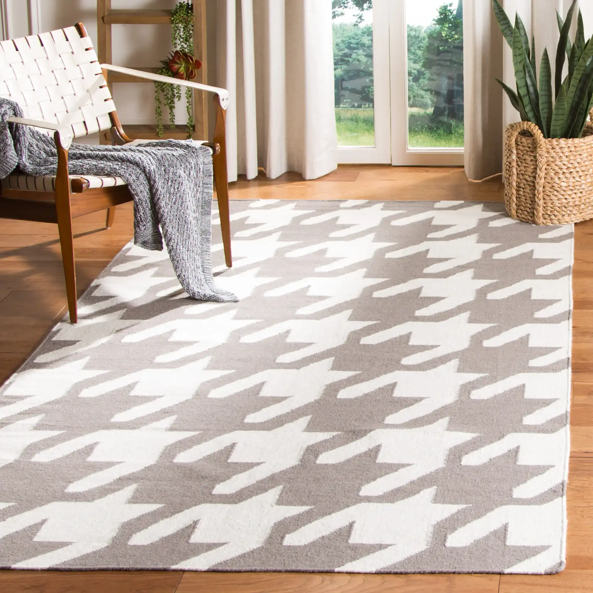 Dhurries Houndstooth Hand-Woven Rug in Gray / Ivory in a styled room
