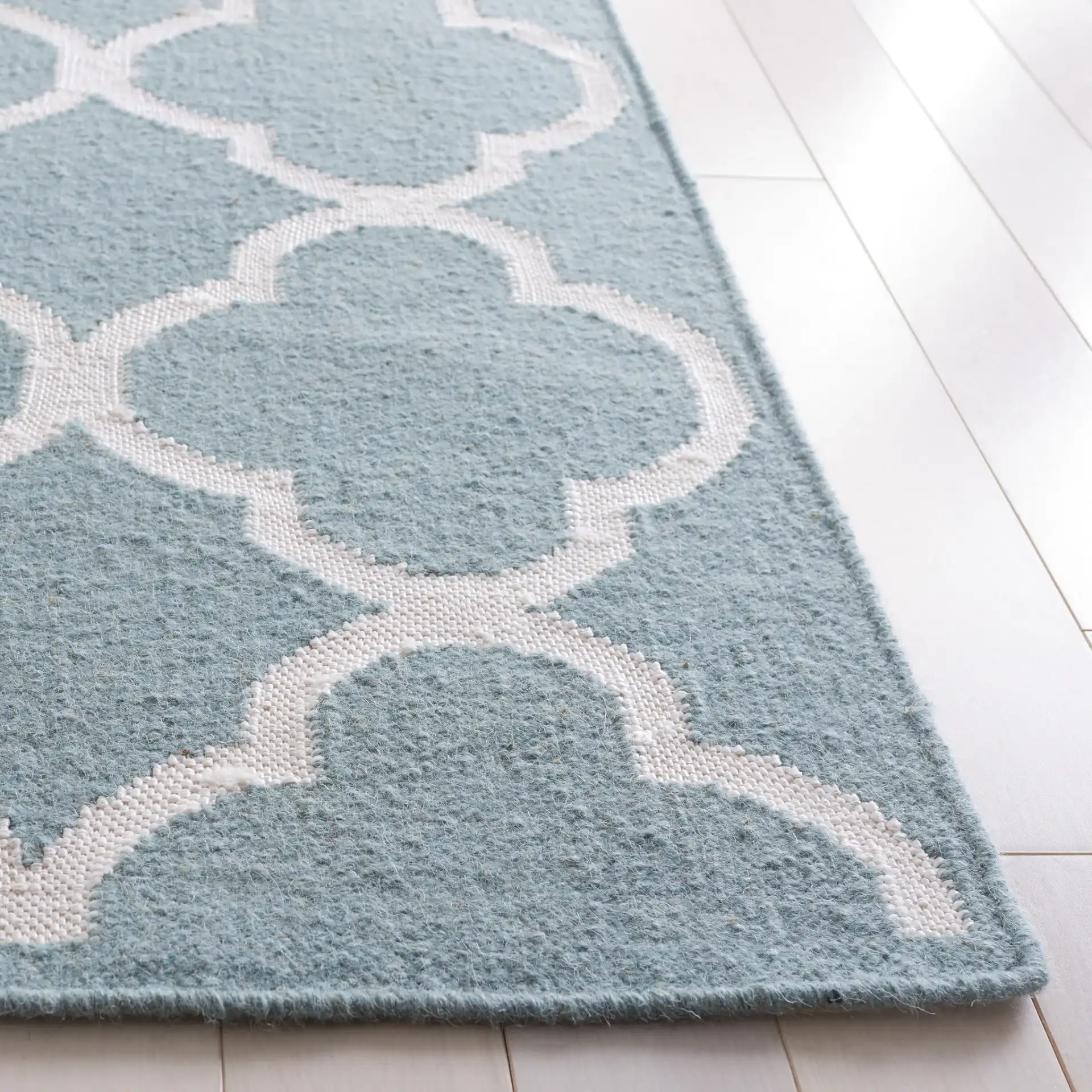 Dhurries Allover Quatrefoil Trellis Hand-Woven Rug in Dhurries Allover Quatrefoil Trellis Hand-Woven Rug in a styled room