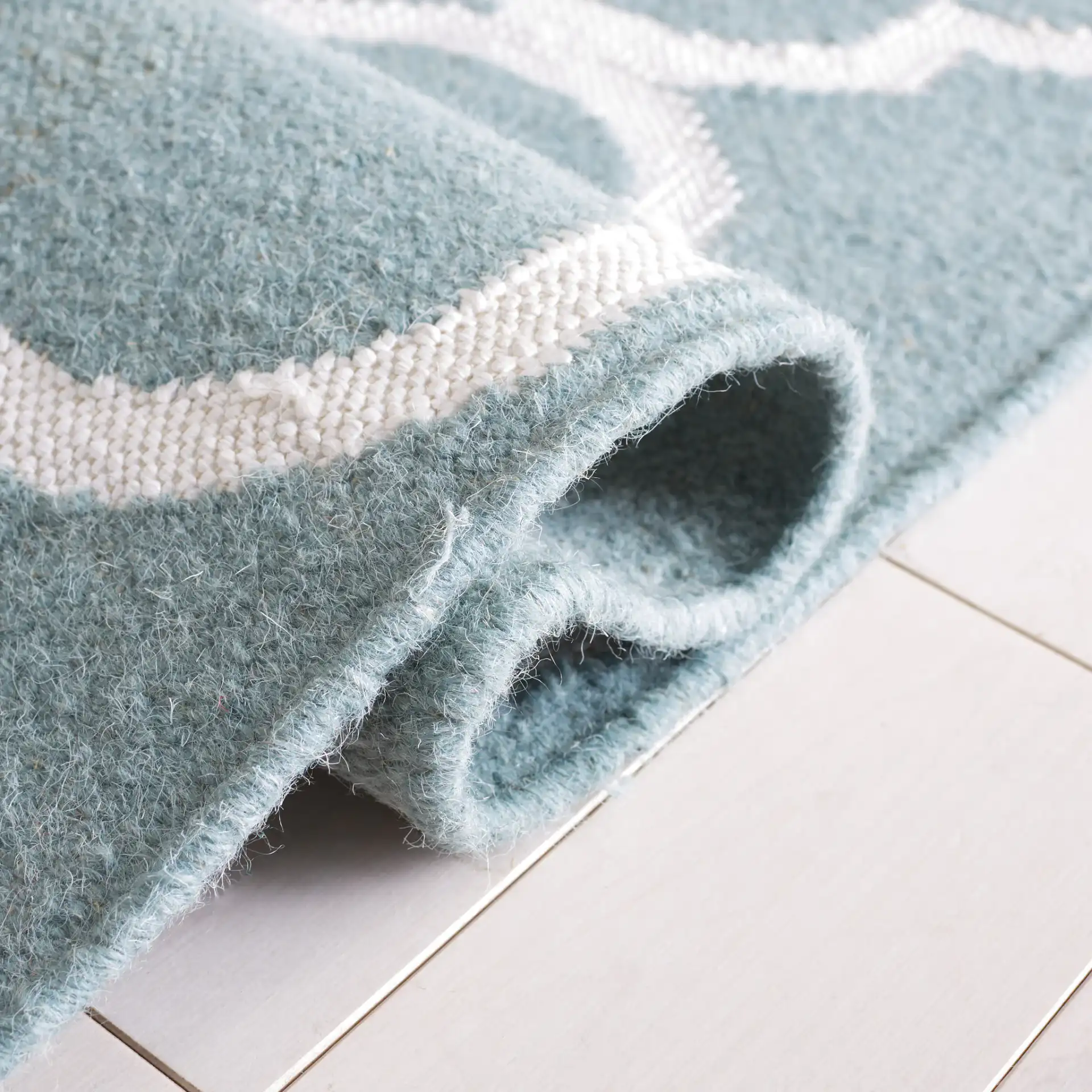 Dhurries Allover Quatrefoil Trellis Hand-Woven Rug in Dhurries Allover Quatrefoil Trellis Hand-Woven Rug in a styled room
