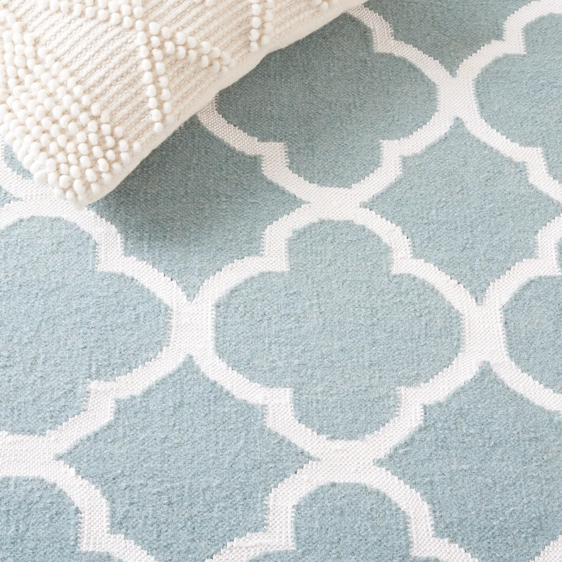 Dhurries Allover Quatrefoil Trellis Hand-Woven Rug in Dhurries Allover Quatrefoil Trellis Hand-Woven Rug in a styled room