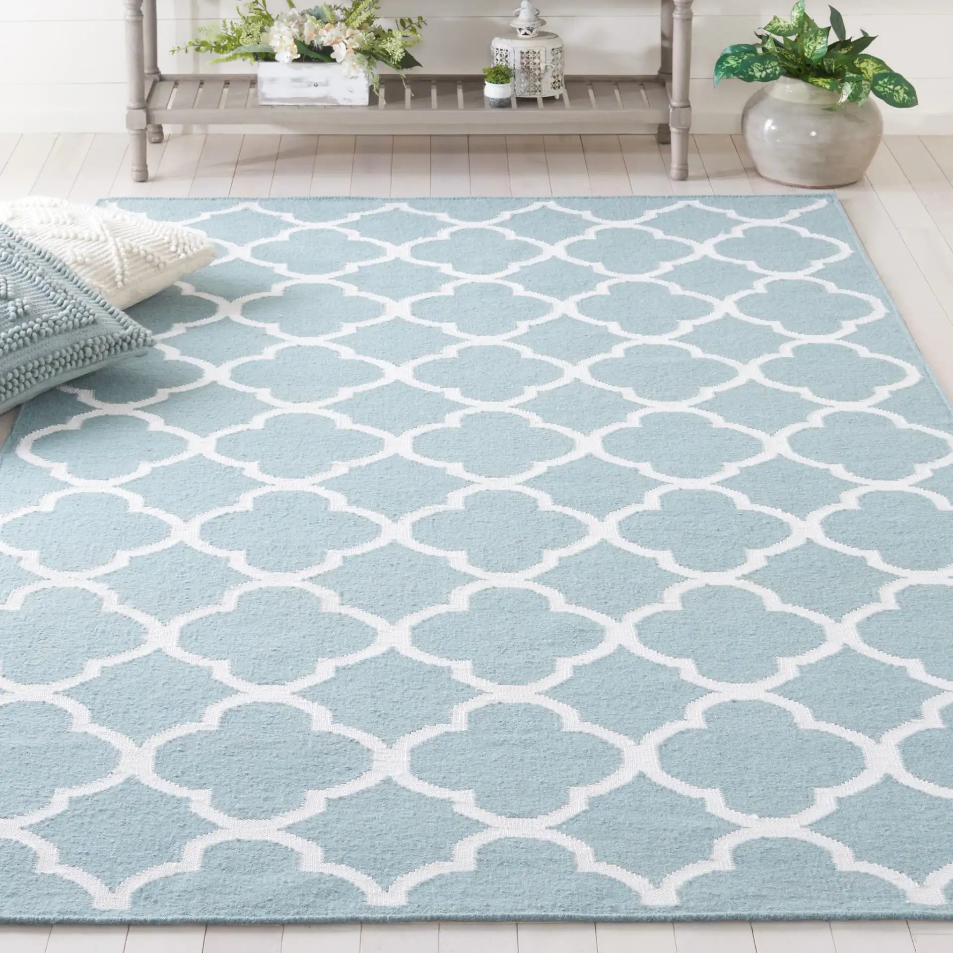 Dhurries Allover Quatrefoil Trellis Hand-Woven Rug in Dhurries Allover Quatrefoil Trellis Hand-Woven Rug in a styled room