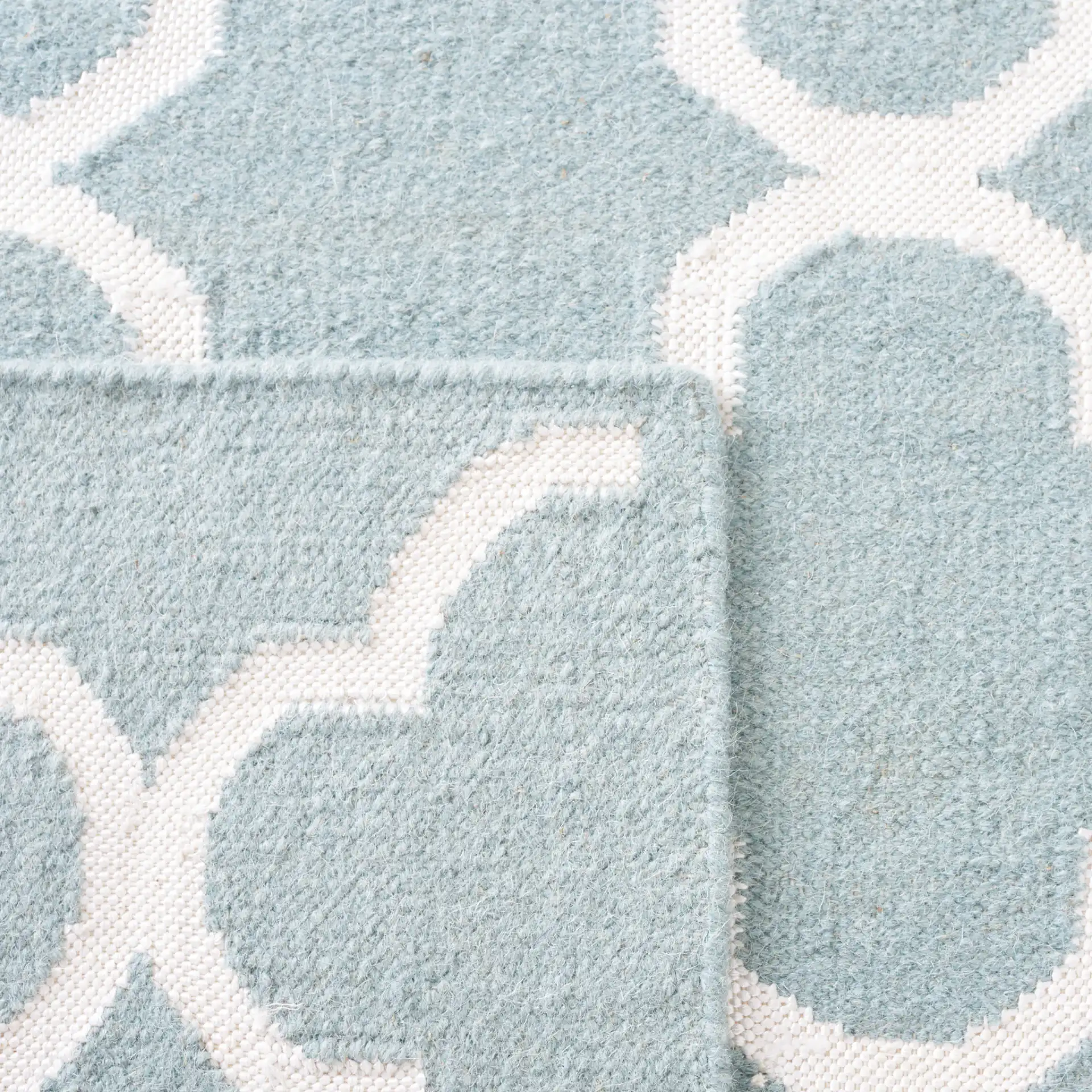 Dhurries Allover Quatrefoil Trellis Hand-Woven Rug in Dhurries Allover Quatrefoil Trellis Hand-Woven Rug in a styled room