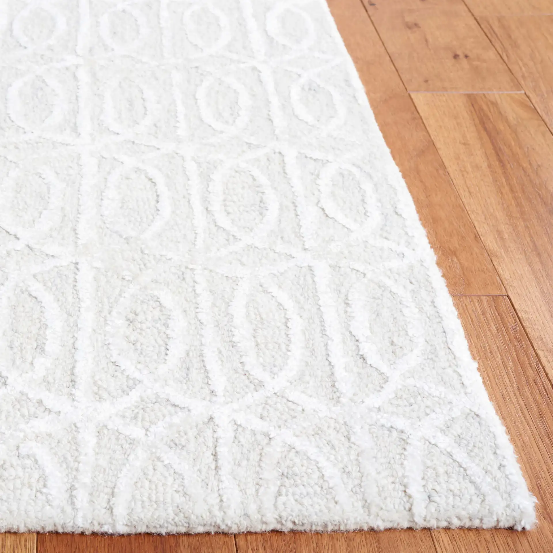 Ebony Interlocking Rings Hand-Tufted Rug in Beige / Ivory in a styled room