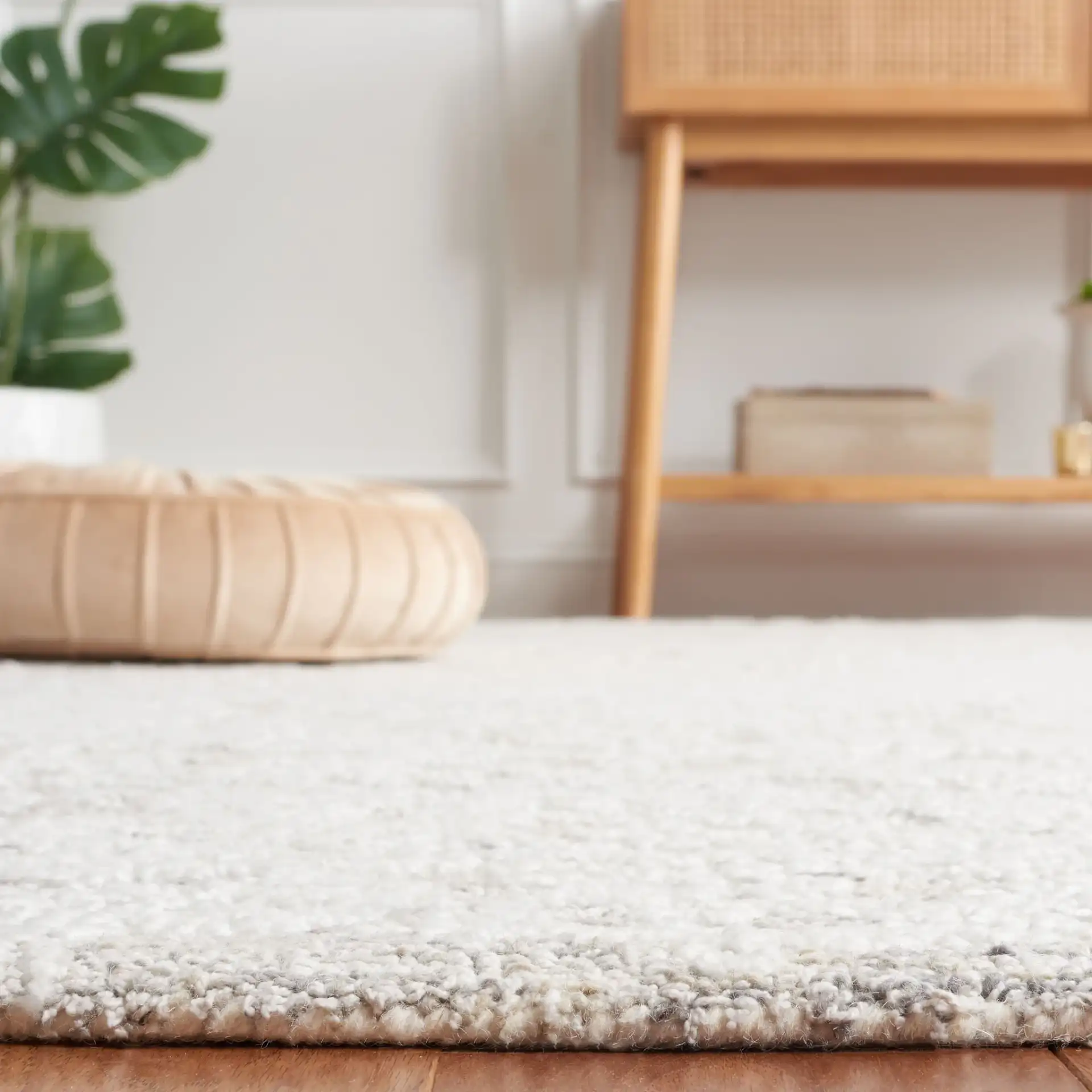 Ebony Medallion Hand-Tufted Rug in Ivory / Silver in a styled room