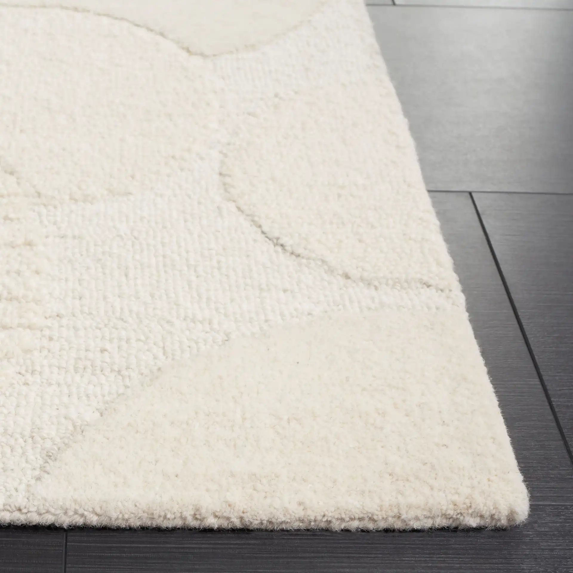 Ebony Overlapping Circles Hand-Tufted Wool Rug in Ivory in a styled room