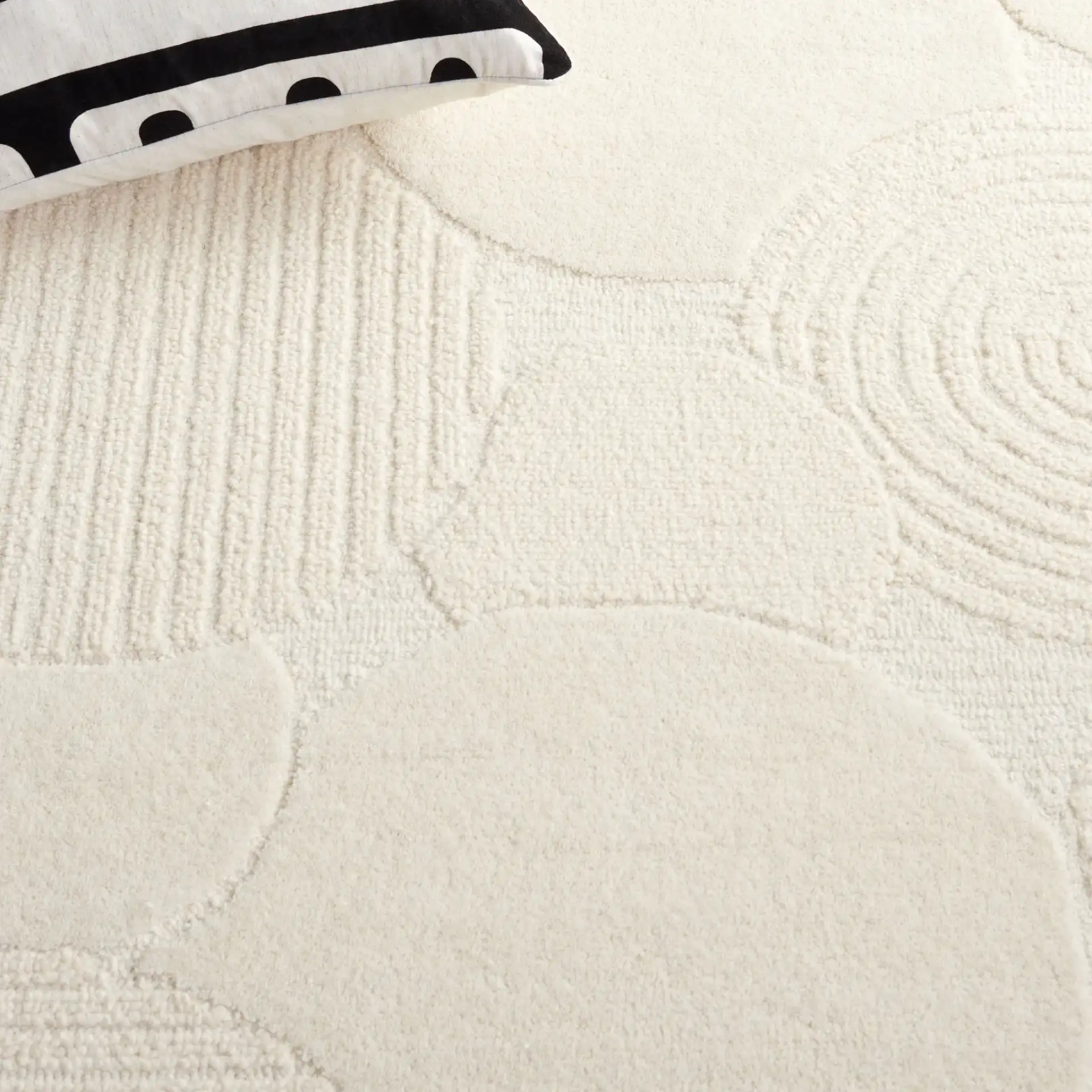 Ebony Overlapping Circles Hand-Tufted Wool Rug in Ivory in a styled room
