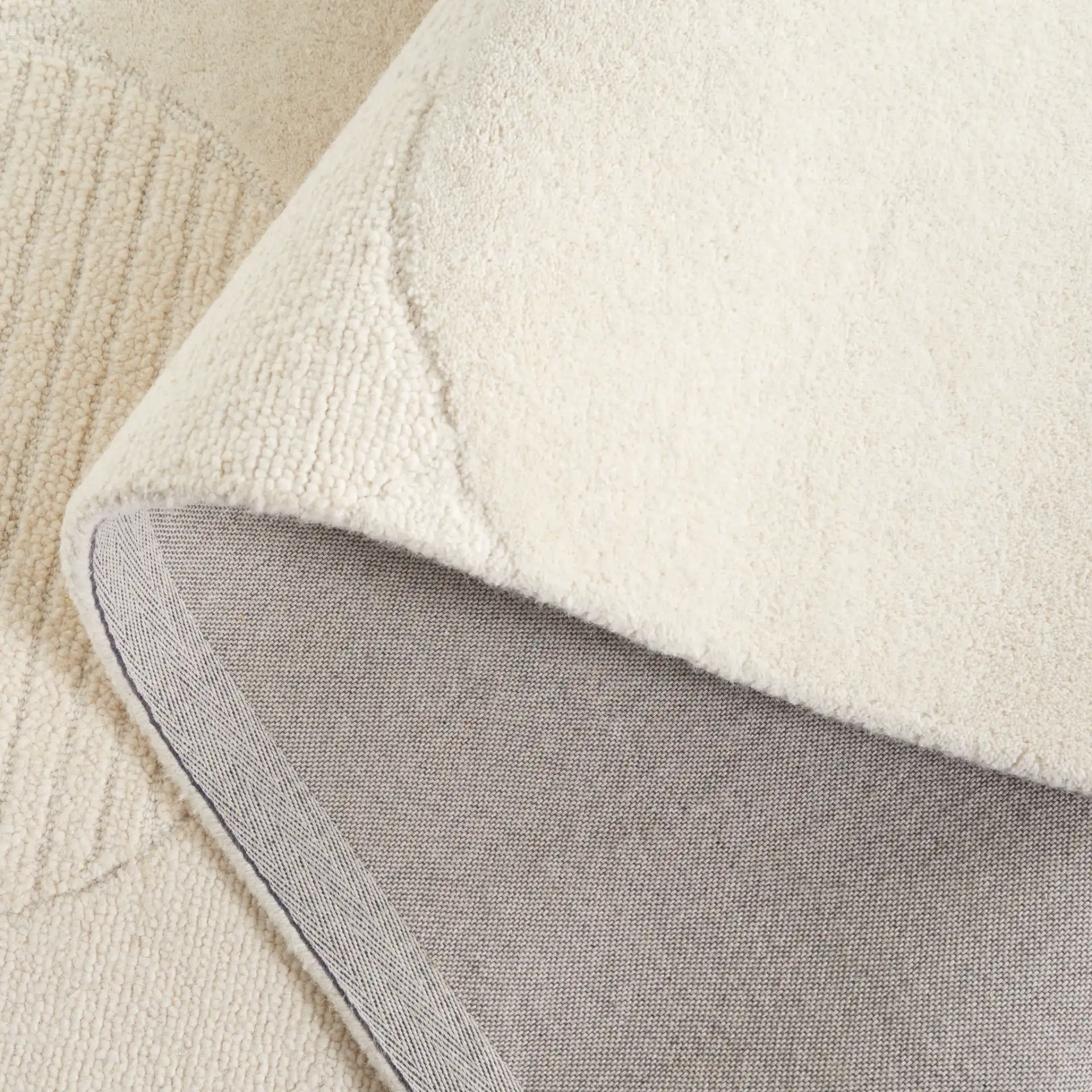 Ebony Overlapping Circles Hand-Tufted Wool Rug in Ivory in a styled room
