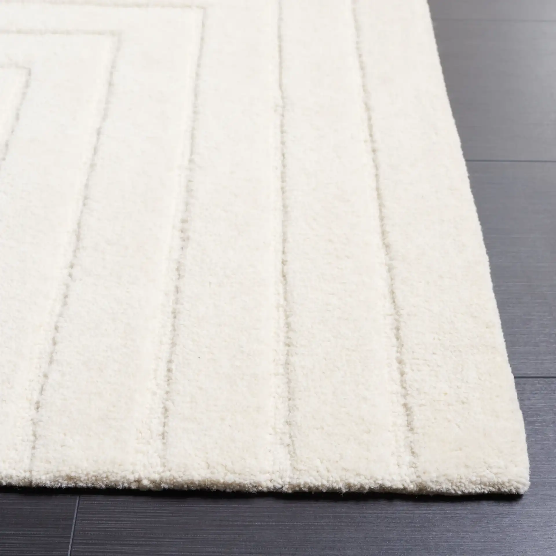 Ebony Linear Geometric Hand-Tufted Wool Rug in Ivory in a styled room