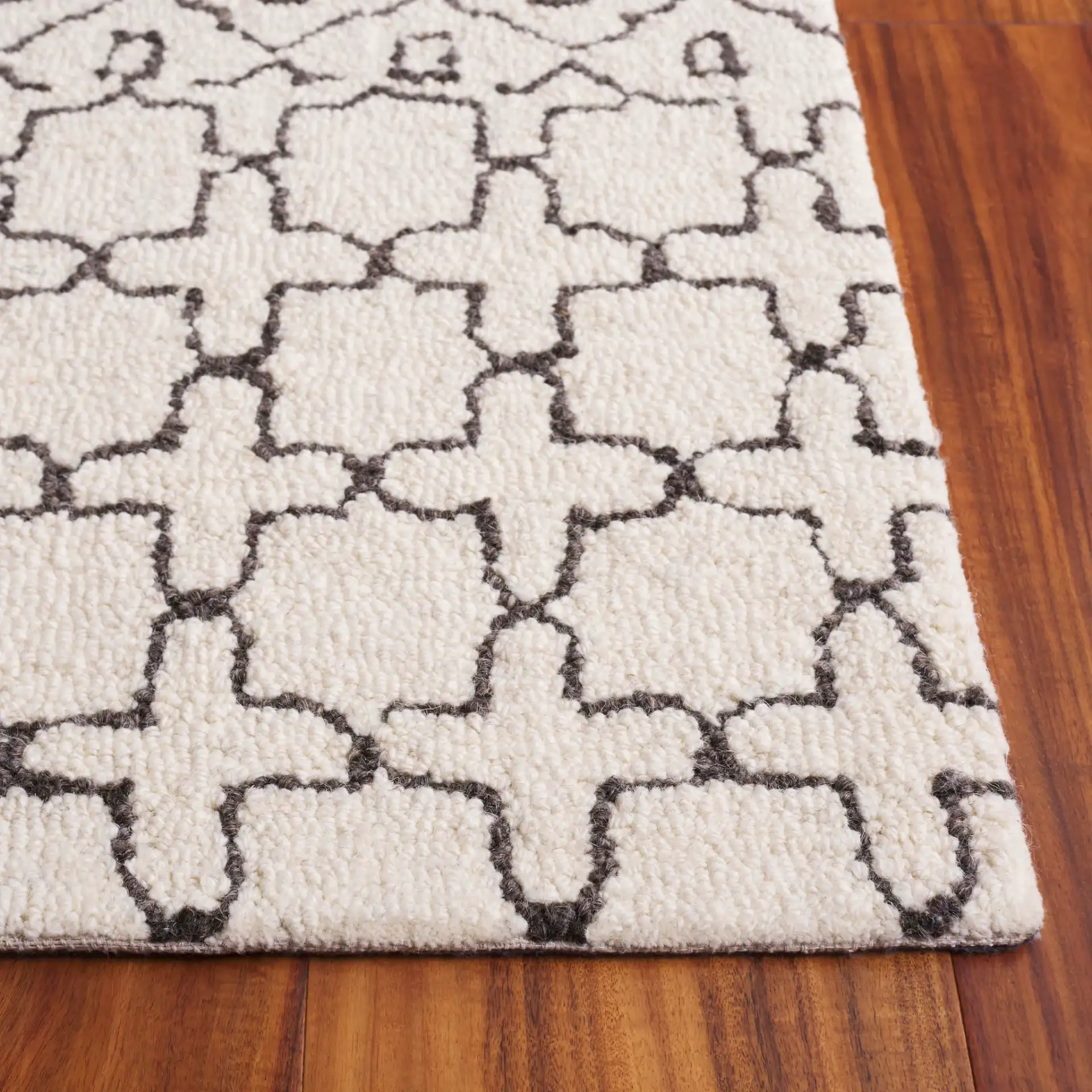 Ebony Tribal Patchwork Hand-Tufted Wool Rug in Ivory / Gray in a styled room