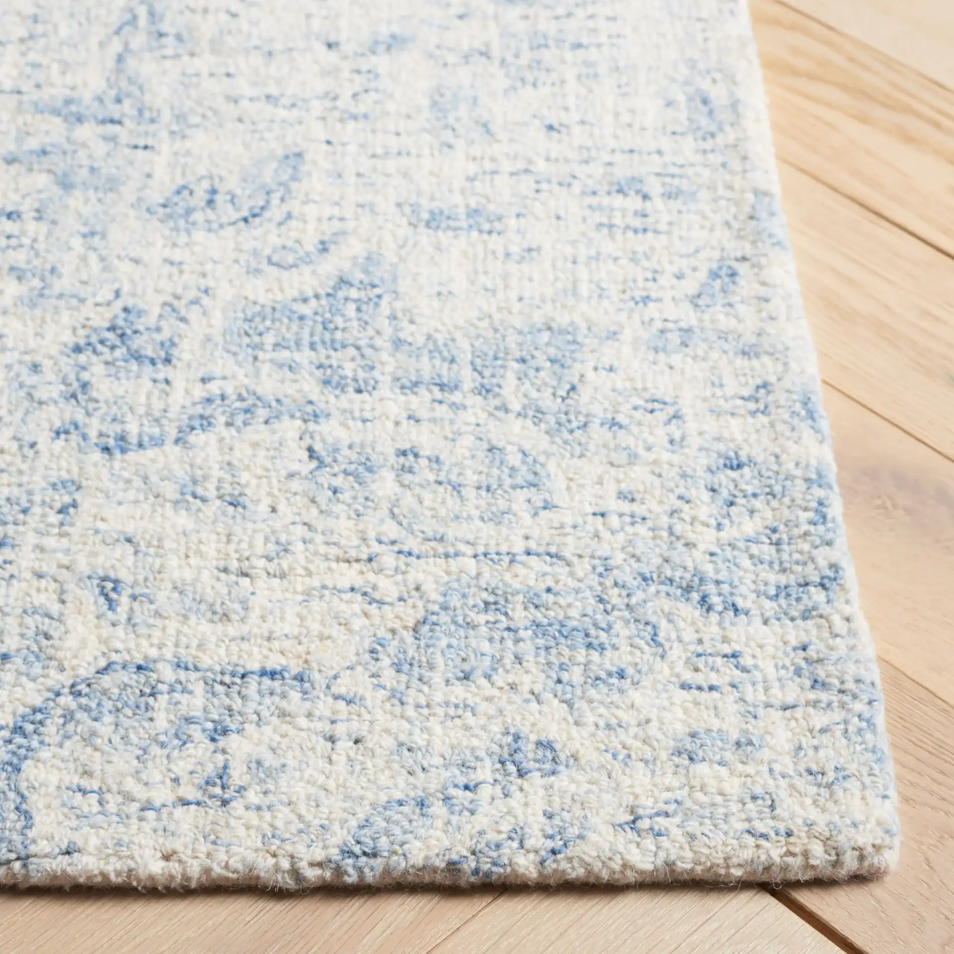 Ebony Abstract Mottled Hand-Tufted Wool Rug in Ivory / Blue in a styled room