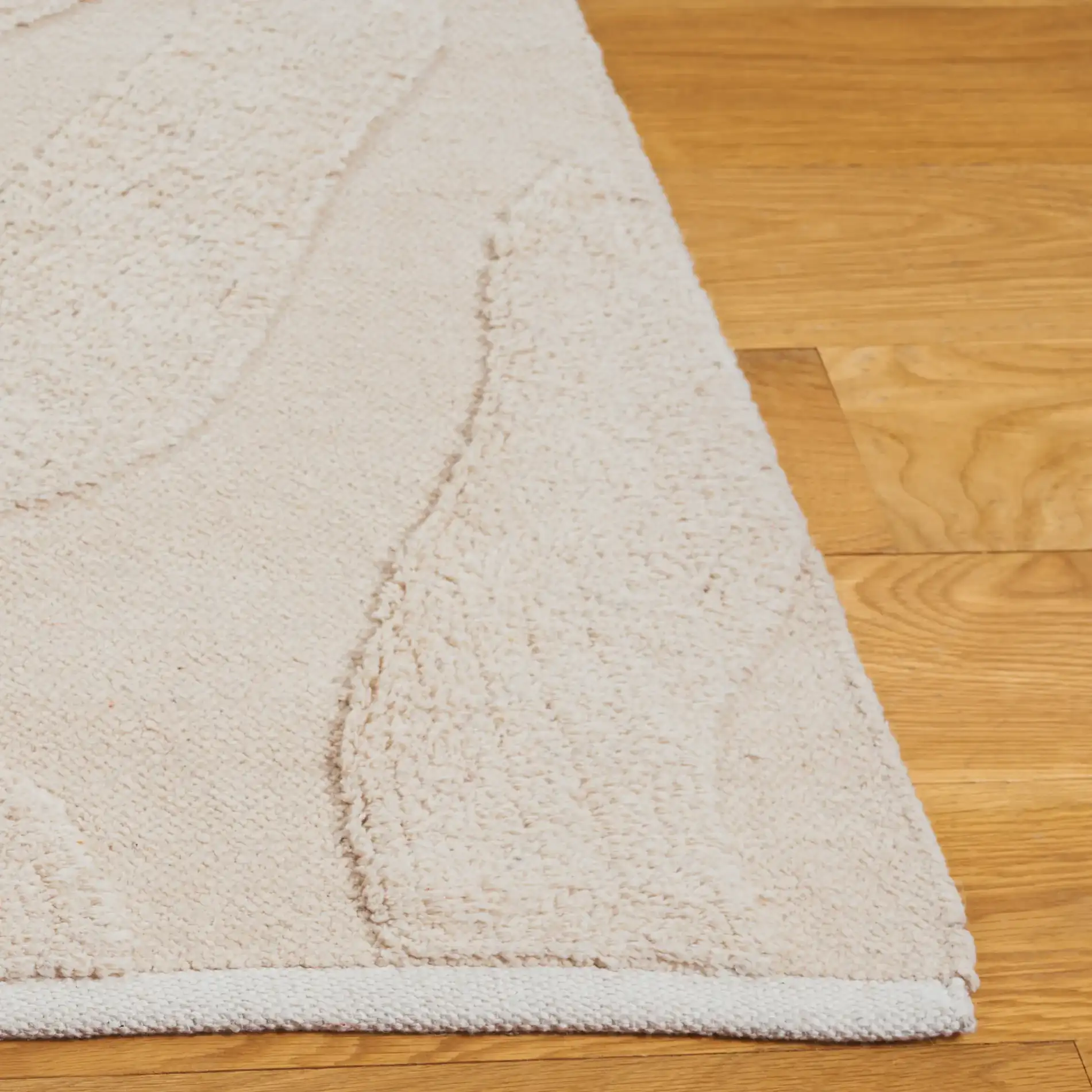 Easy Care Wavy Abstract Hand-Woven Cotton Washable Rug in Ivory in a styled room