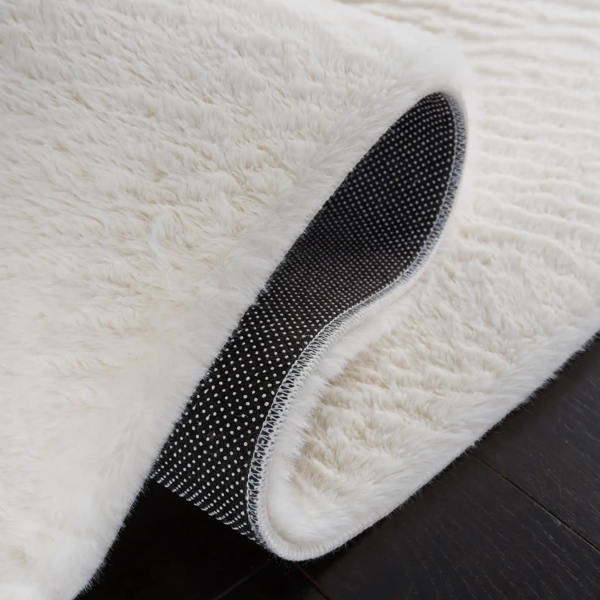 Faux Rabbit Fur Solid Washable Rug in Off-White