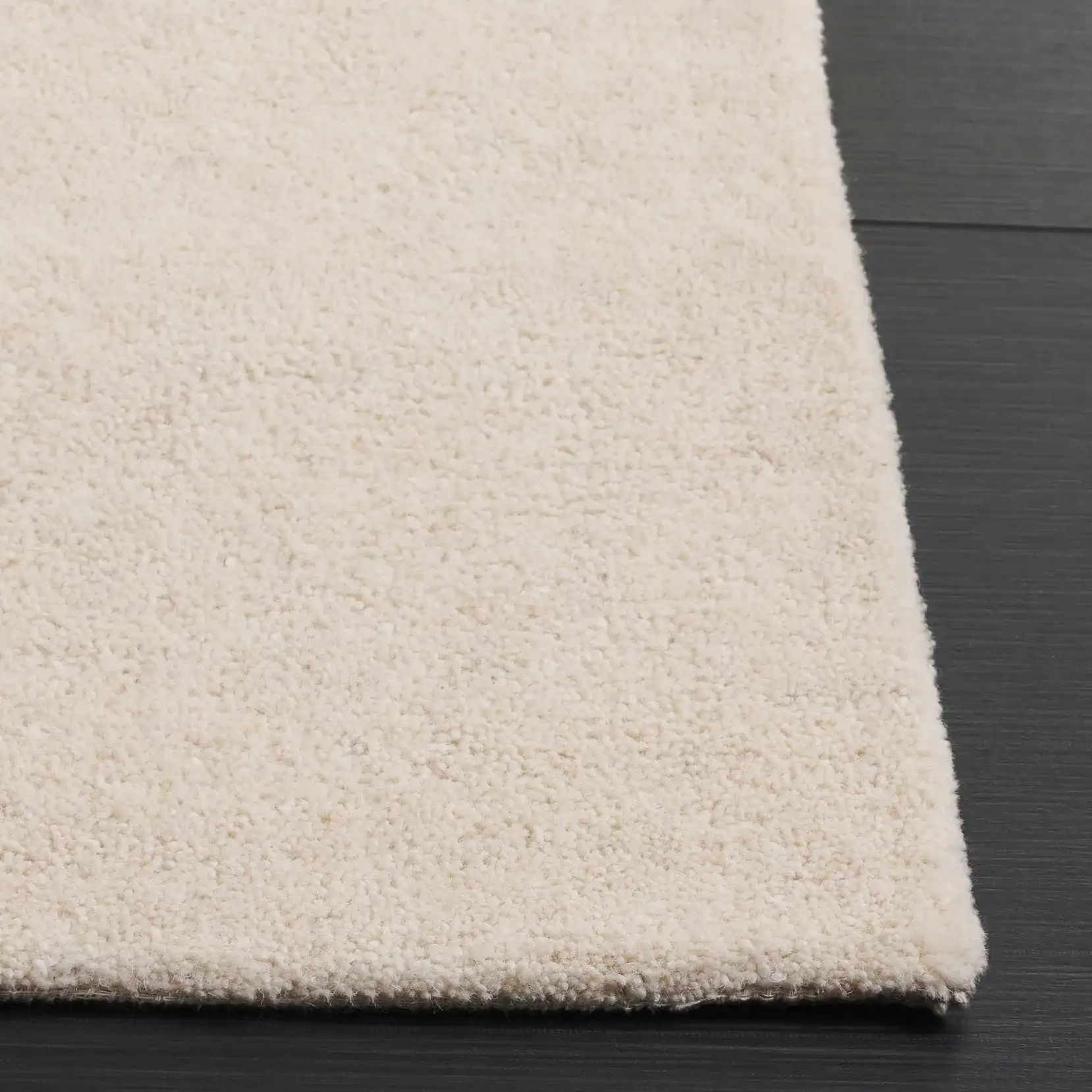 Fifth Avenue Wavy Line Hand-Tufted Rug in Ivory in a styled room