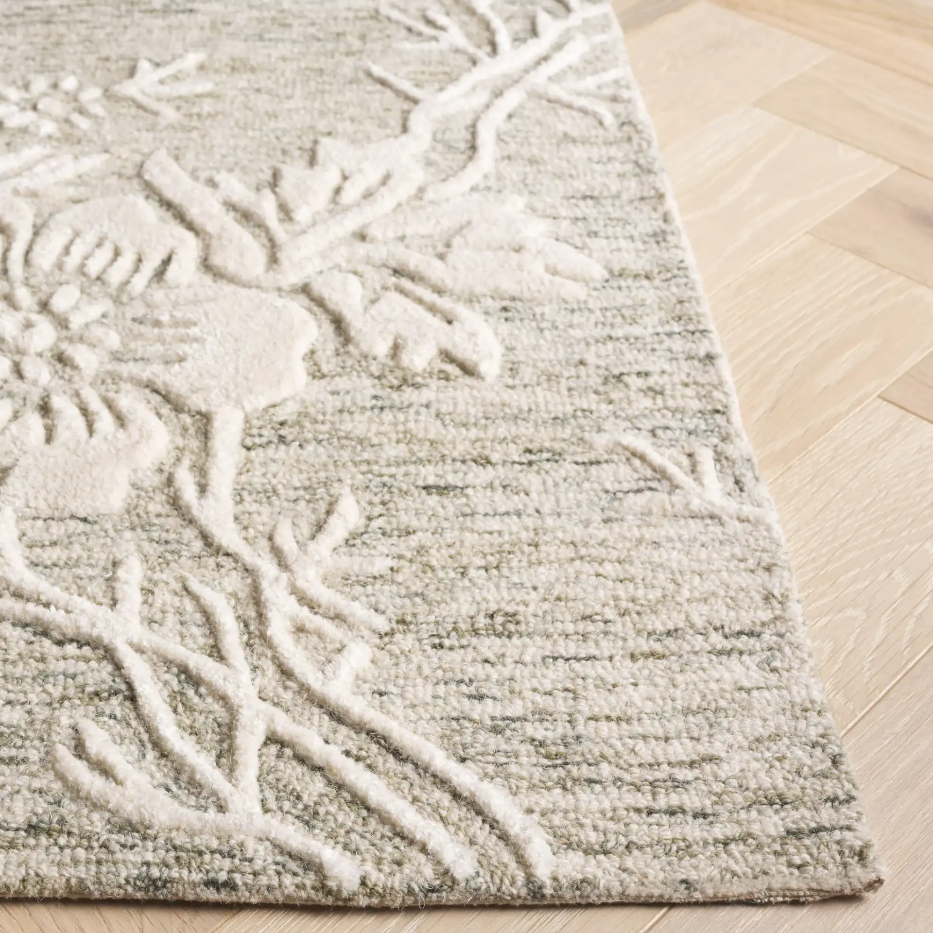Glamour Trailing Floral Hand-Tufted Rug in Green / Ivory in a styled room