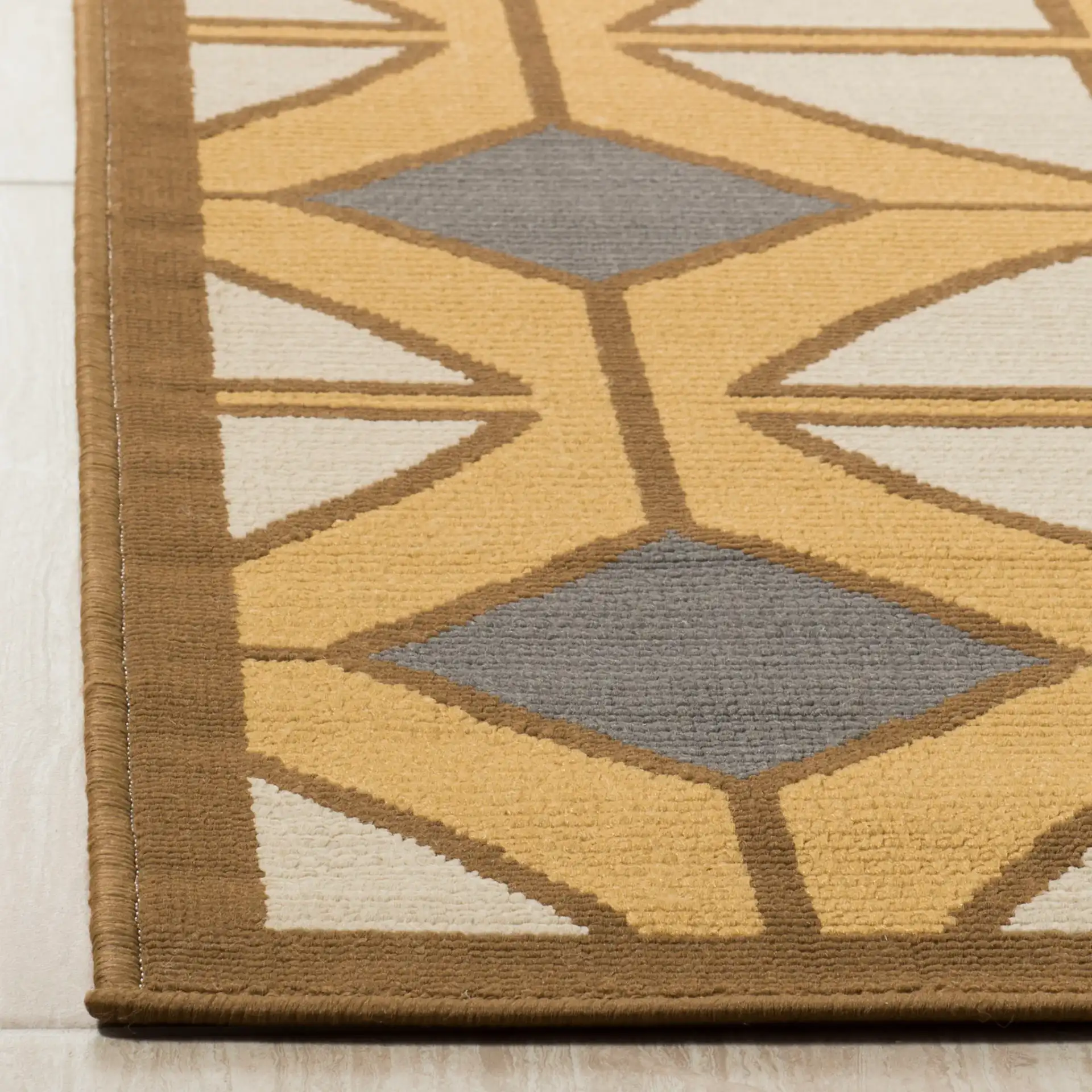 Hampton Mid-Century Circle Rug in Camel / Ivory in a styled room