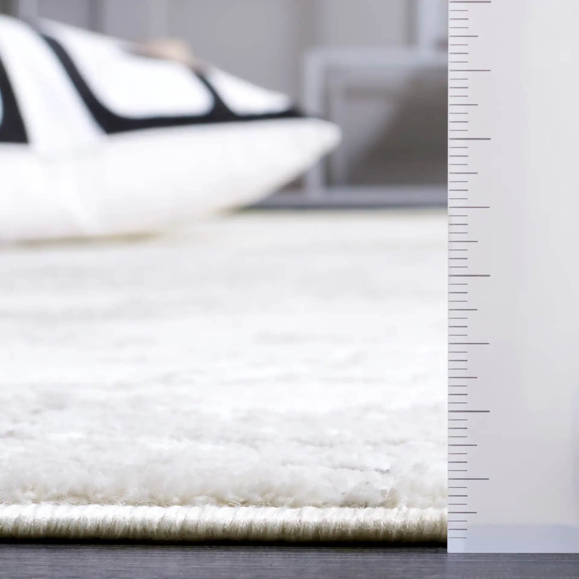 Hanna Marbled Abstract Rug in Gray / Ivory in a styled room