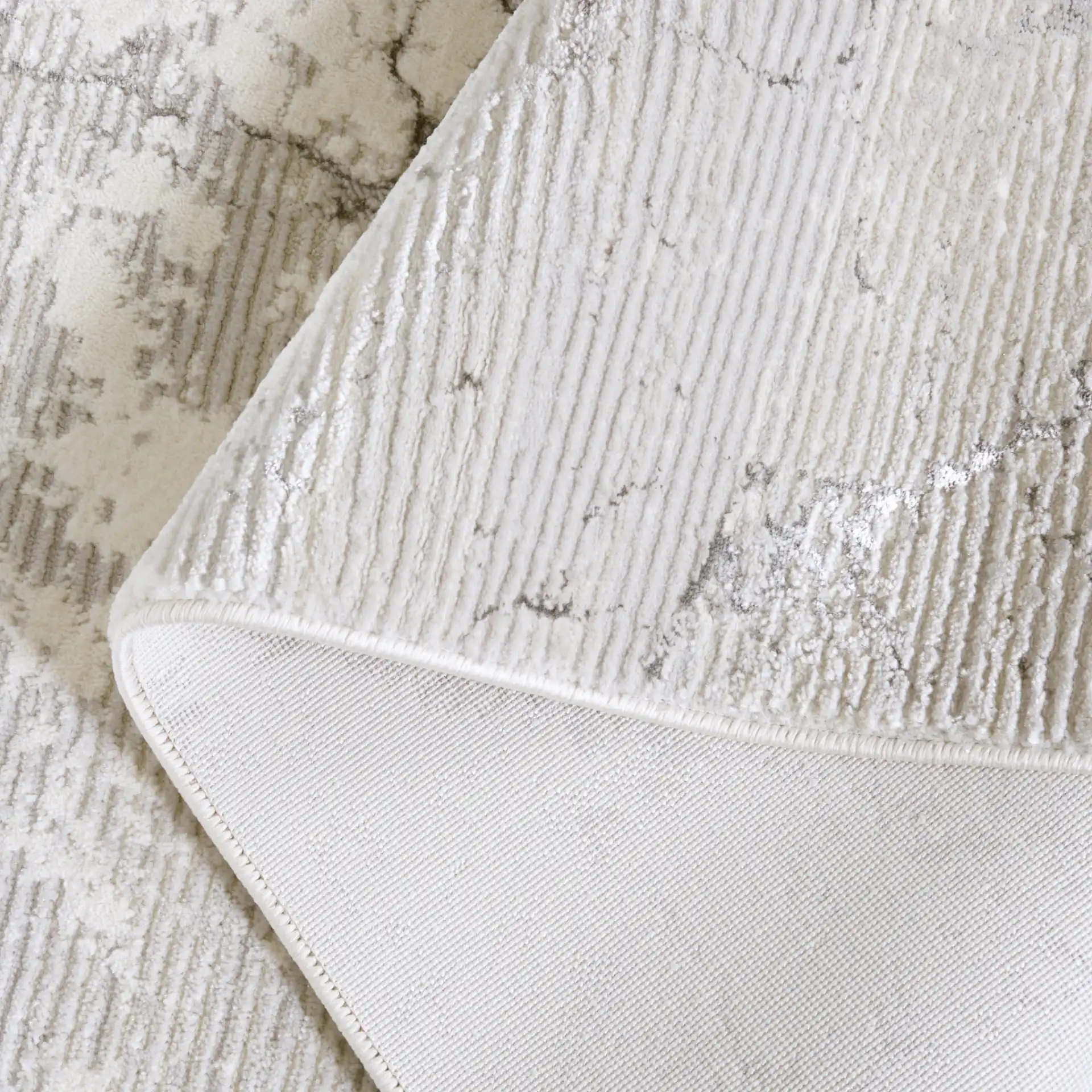 Hanna Marbled Abstract Rug in Gray / Ivory in a styled room