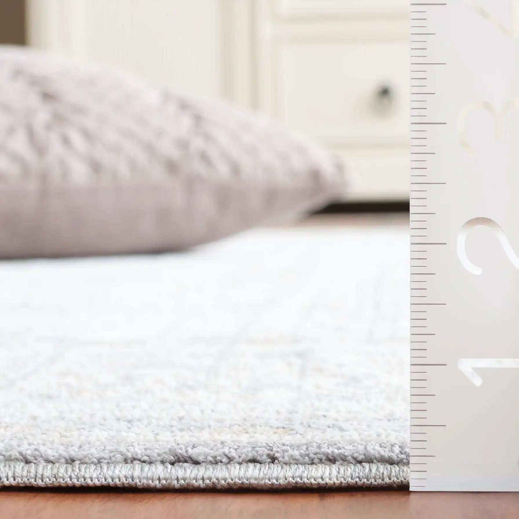 Harlow Traditional Floral Rug in Ivory / Blue Gray in a styled room