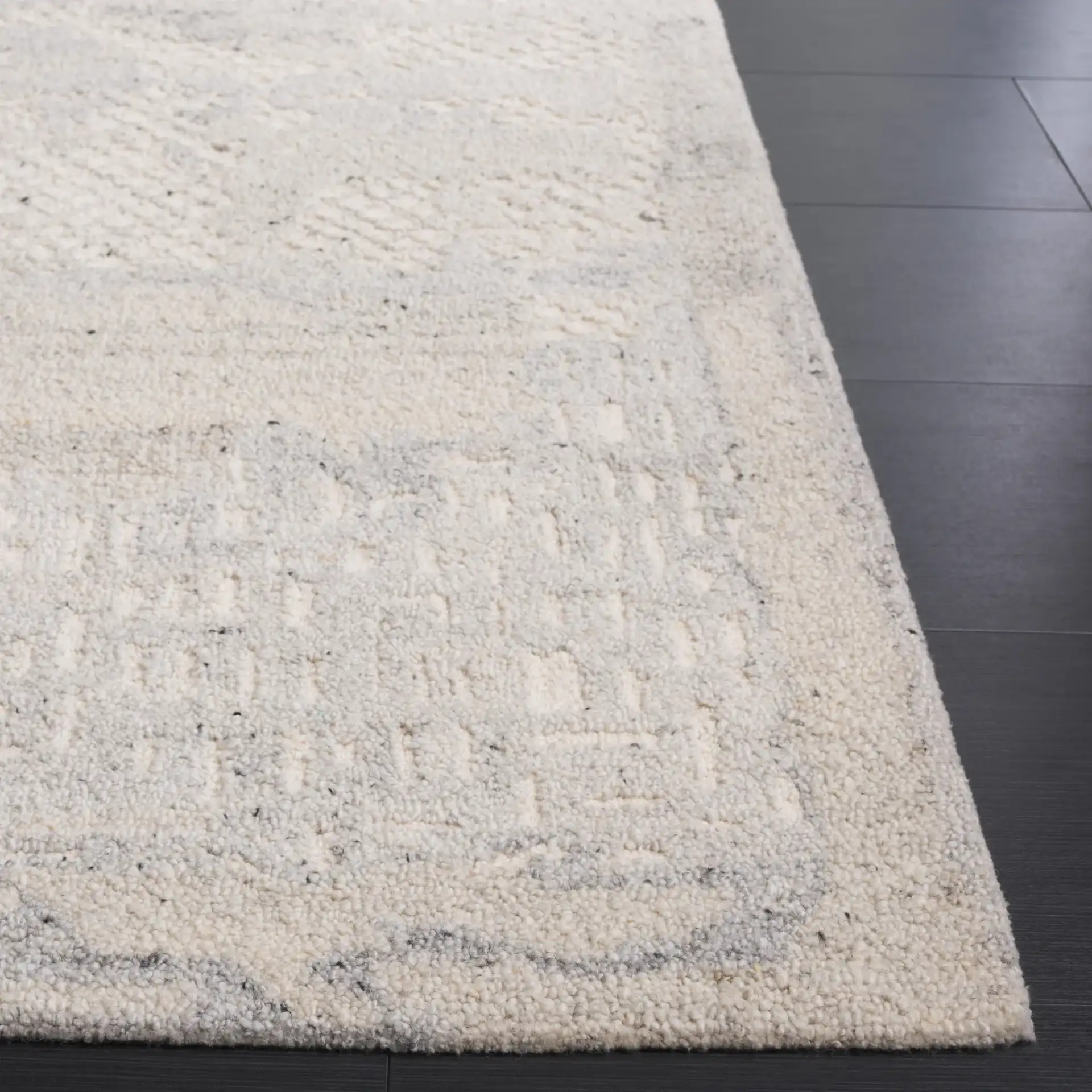 Harvest Abstract Waves Hand-Tufted Wool Rug in Silver / Ivory in a styled room