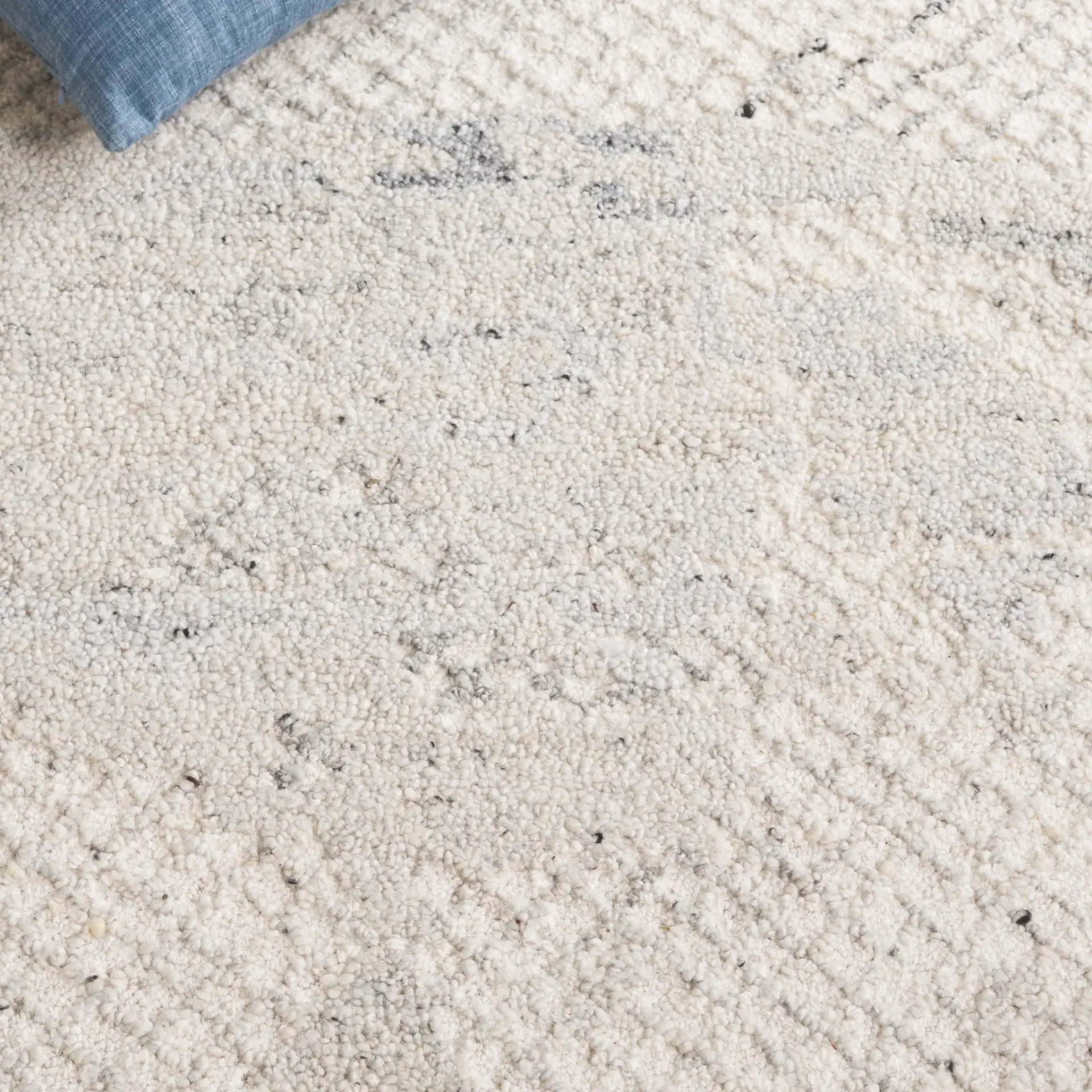 Harvest Abstract Waves Hand-Tufted Wool Rug in Silver / Ivory in a styled room
