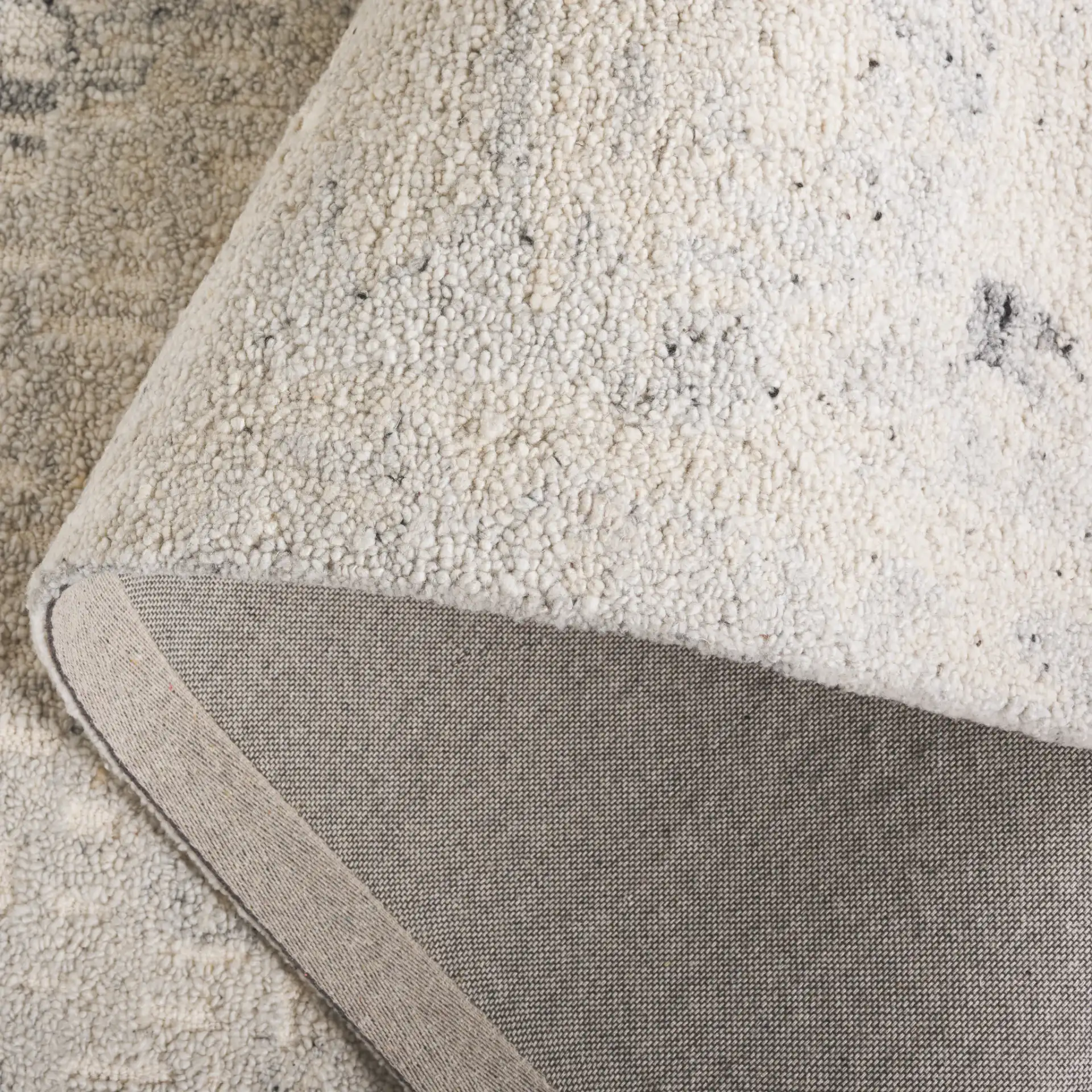 Harvest Abstract Waves Hand-Tufted Wool Rug in Silver / Ivory in a styled room