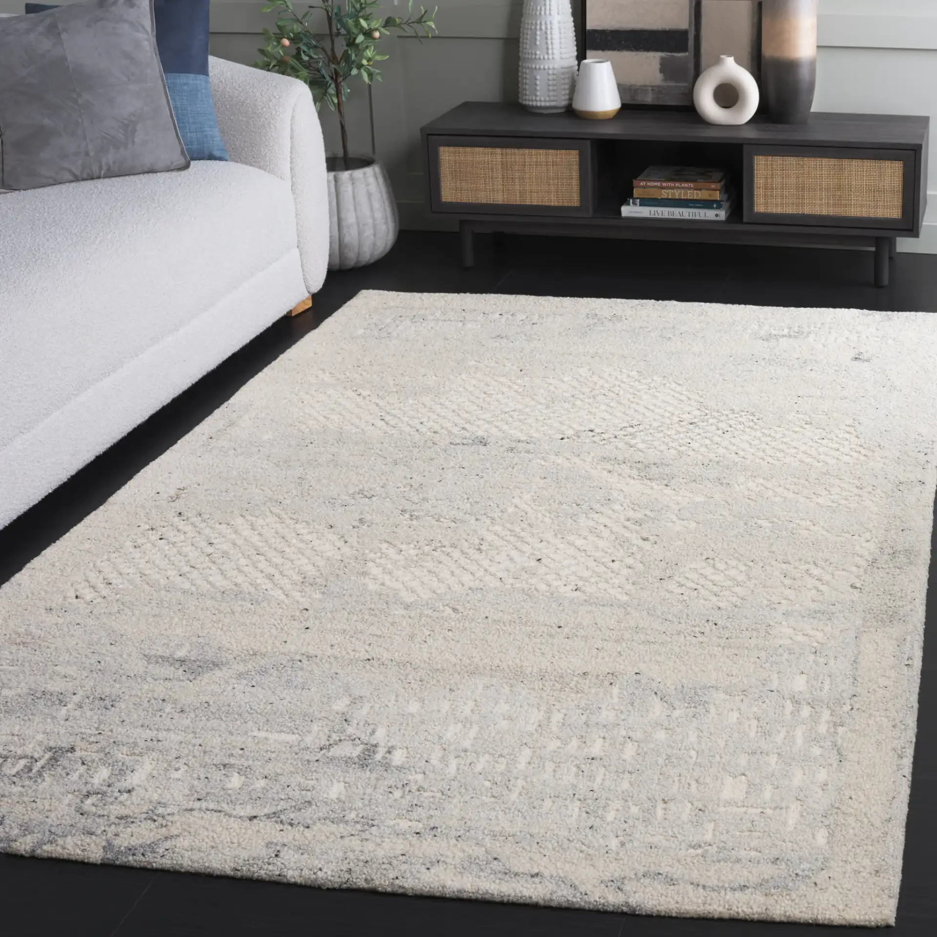 Harvest Abstract Waves Hand-Tufted Wool Rug in Silver / Ivory in a styled room