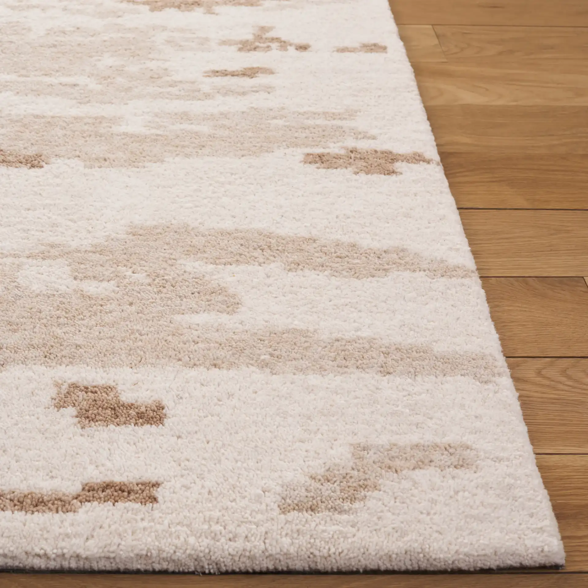 Harvest Abstract Swirl Hand-Tufted Wool Rug in Ivory / Beige in a styled room