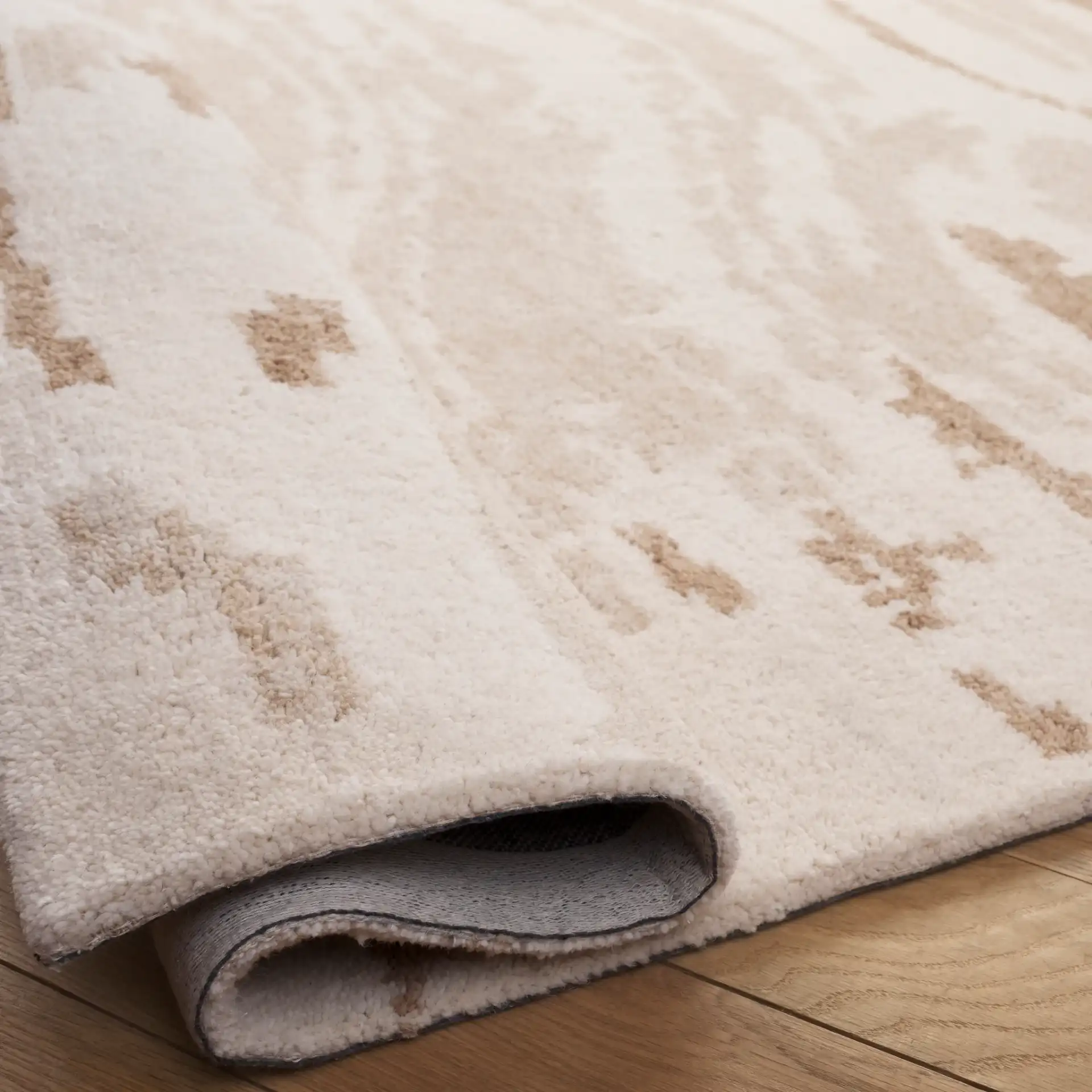 Harvest Abstract Swirl Hand-Tufted Wool Rug in Ivory / Beige in a styled room
