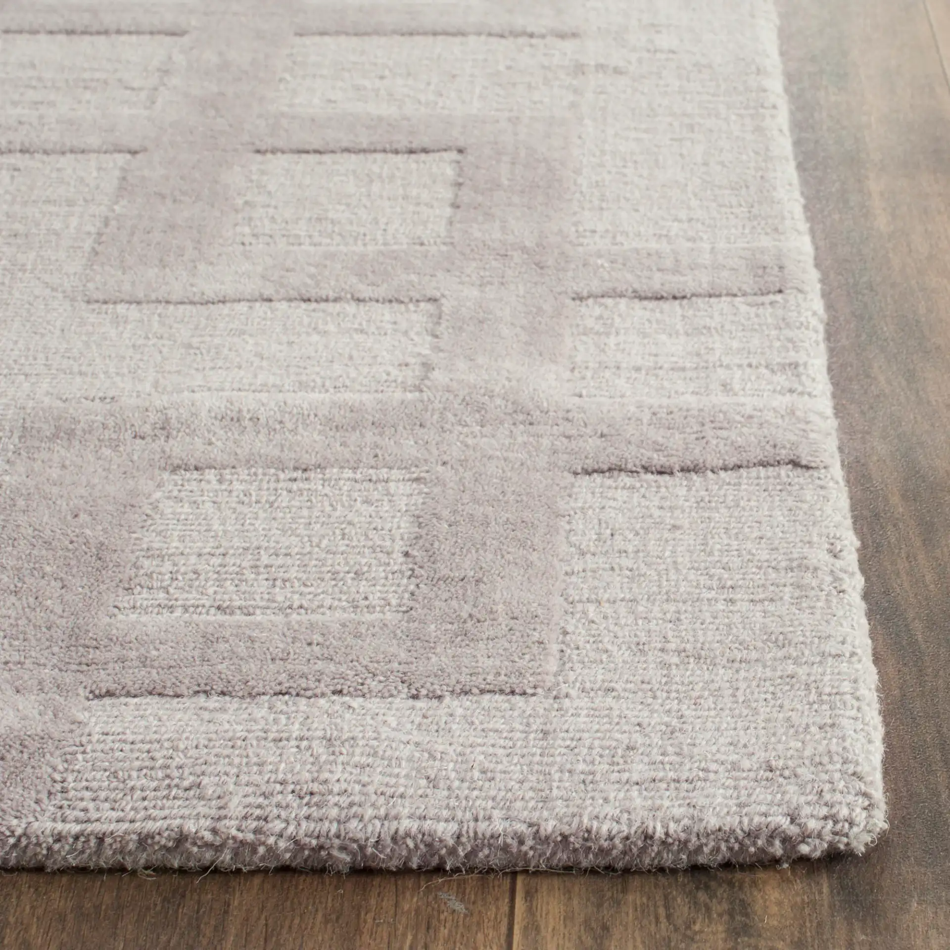 Impressions Interlocking Grid Hand-Loomed Wool Rug in Gray in a styled room