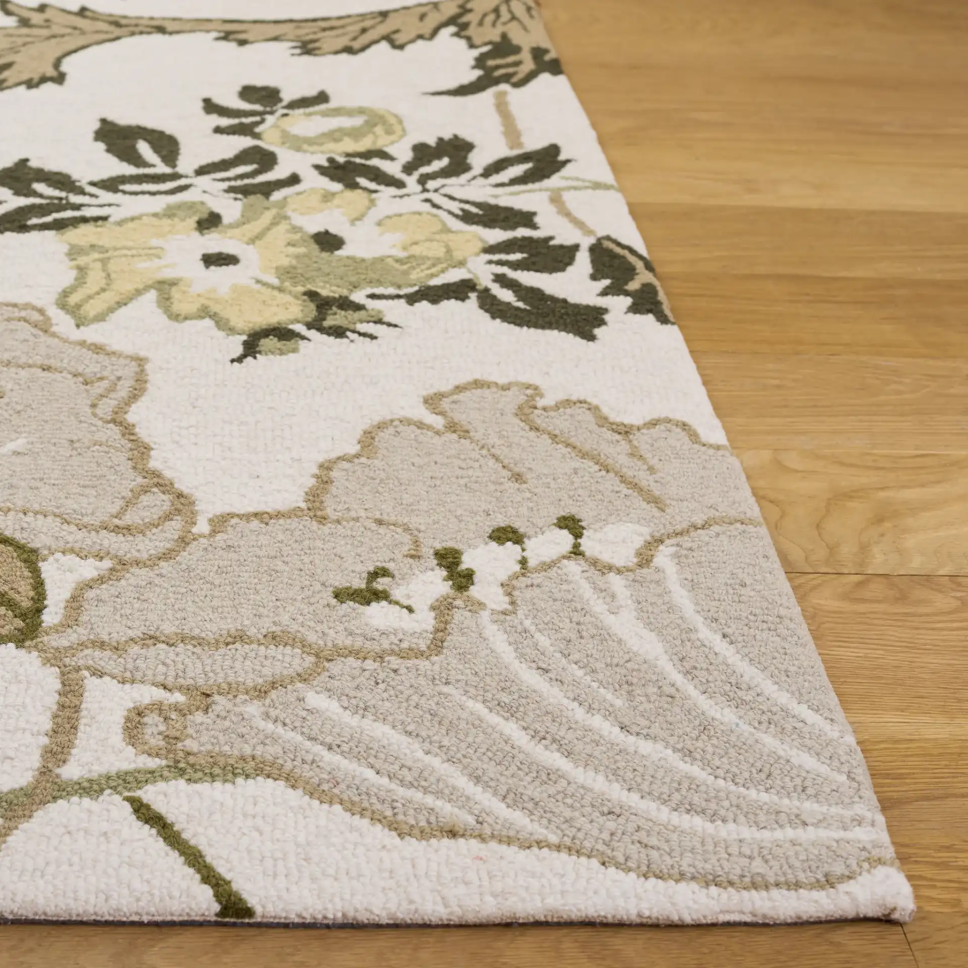 Jardin Botanical Vine Hand-Tufted Wool Rug in Ivory / Green in a styled room