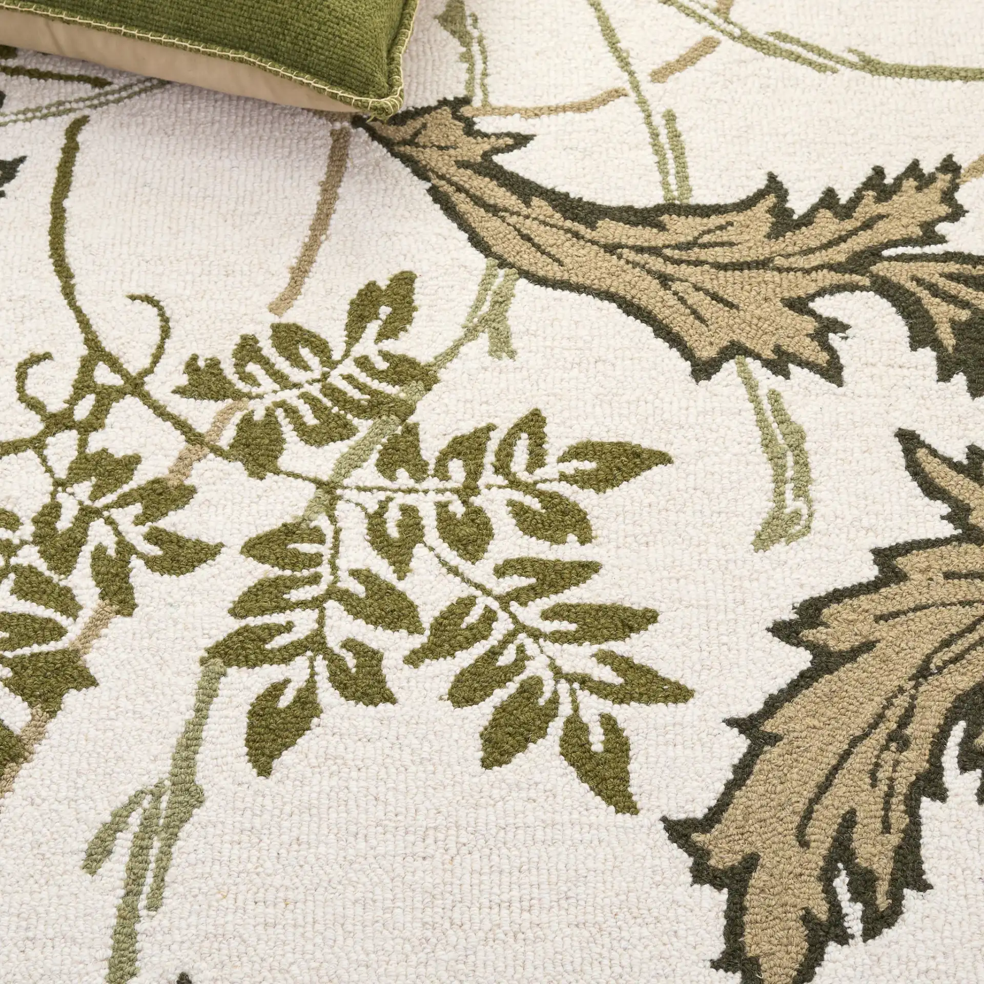 Jardin Botanical Vine Hand-Tufted Wool Rug in Ivory / Green in a styled room