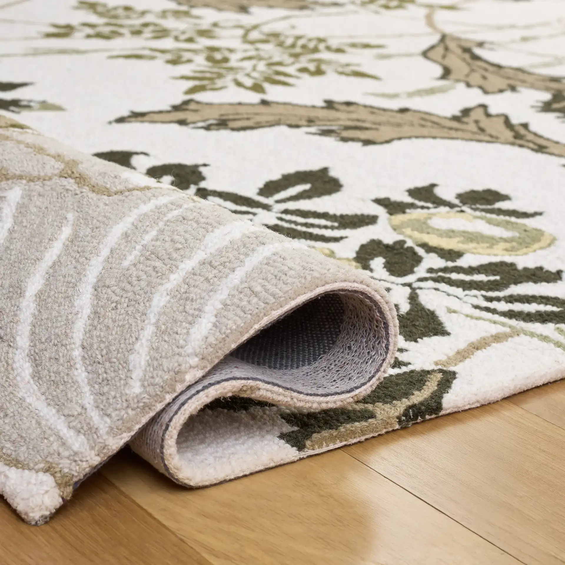 Jardin Botanical Vine Hand-Tufted Wool Rug in Ivory / Green in a styled room