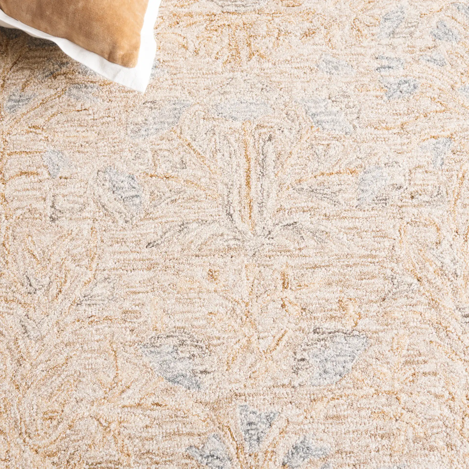Jardin Botanical Border Hand-Tufted Wool Rug in Beige / Gray in a styled room