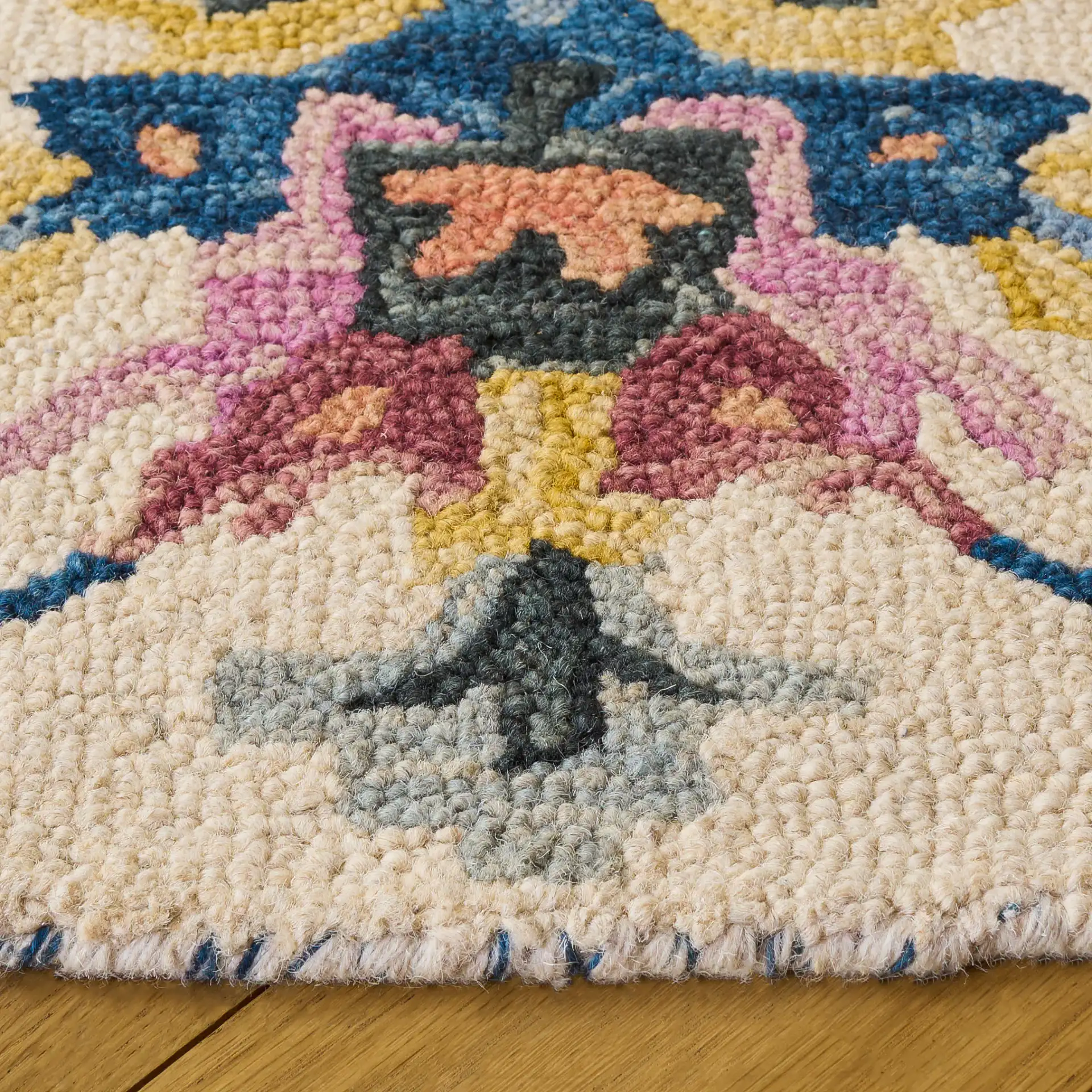 Jardin Botanical Bouquet Hand-Tufted Wool Rug in Ivory / Light Blue in a styled room