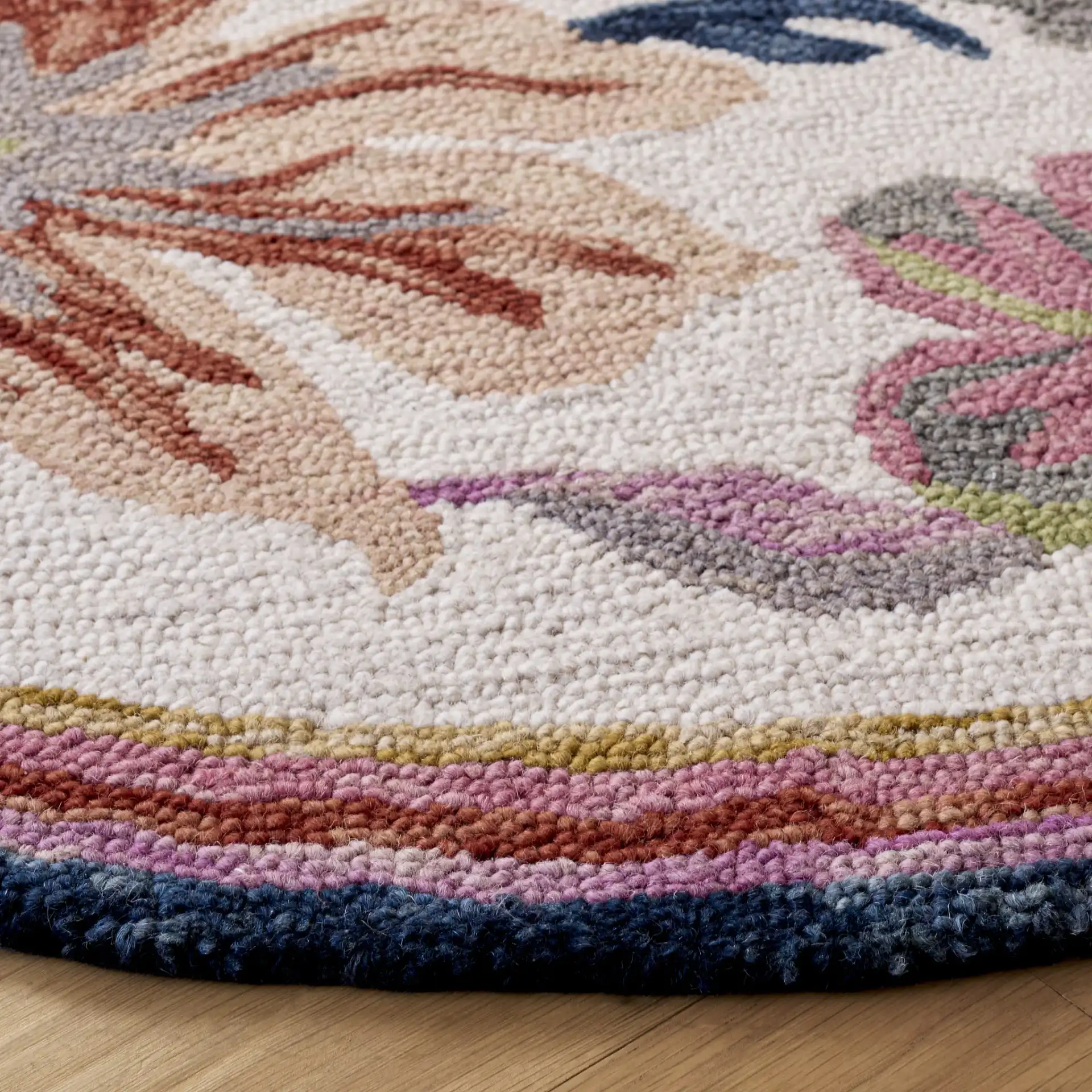 Jardin Chelsea Scalloped Floral Hand-Tufted Wool Rug in Ivory / Rust in a styled room