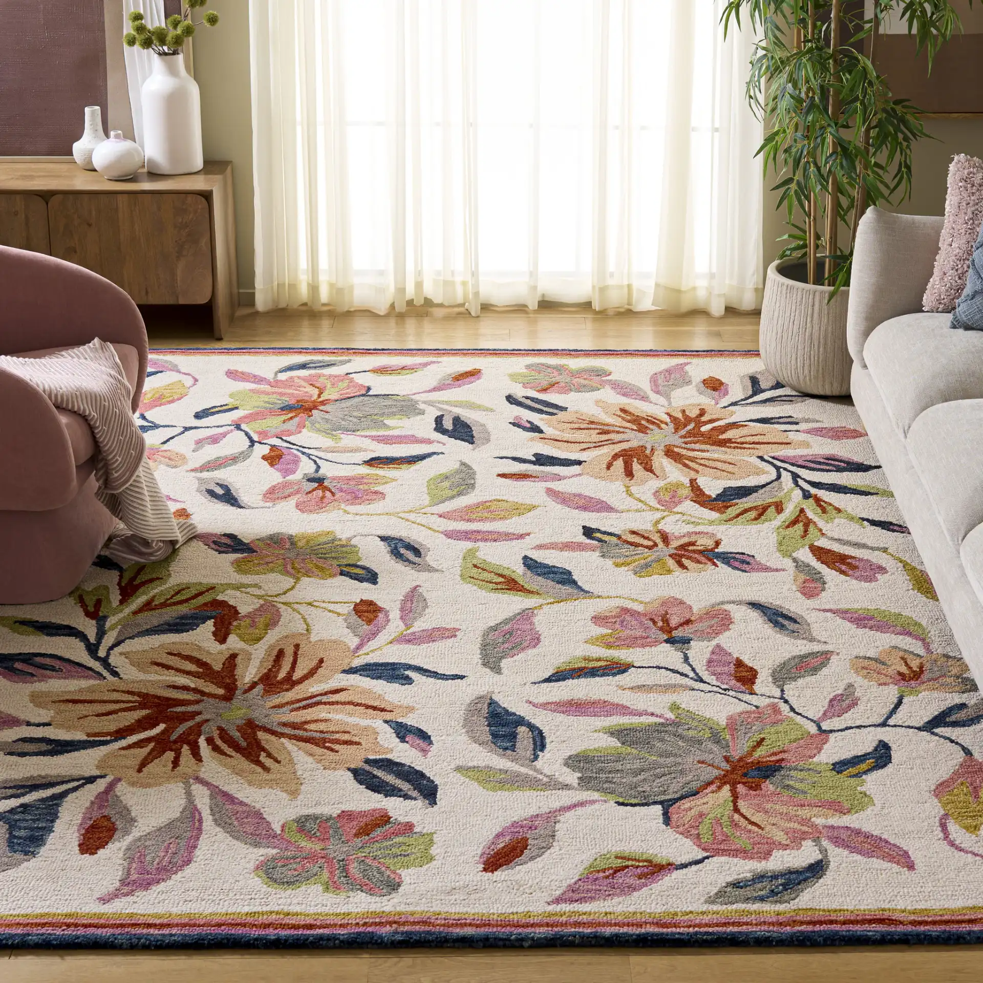 Jardin Chelsea Scalloped Floral Hand-Tufted Wool Rug in Ivory / Rust in a styled room