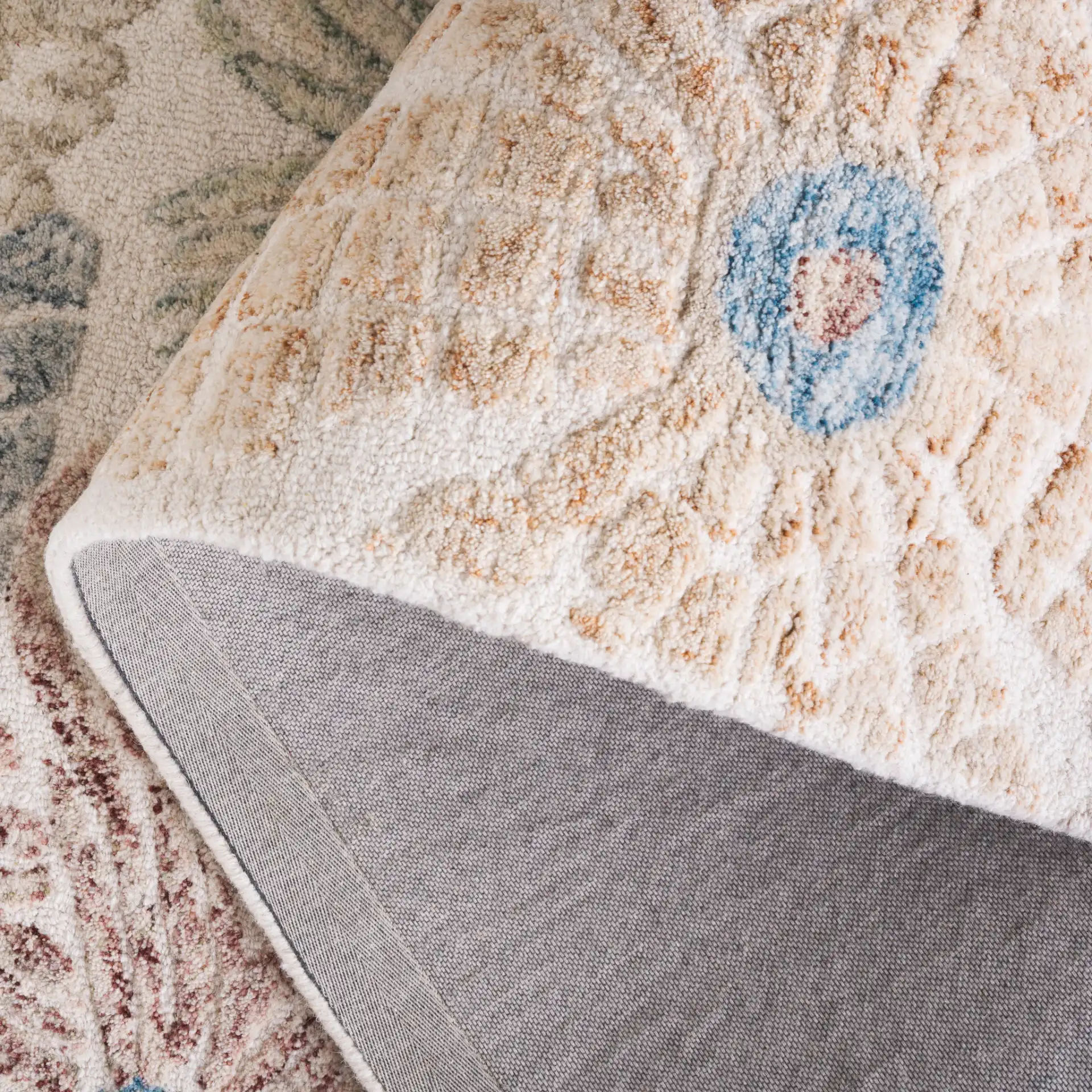 Jardin Daisy Floral Hand-Tufted Wool Rug in Red / Blue in a styled room