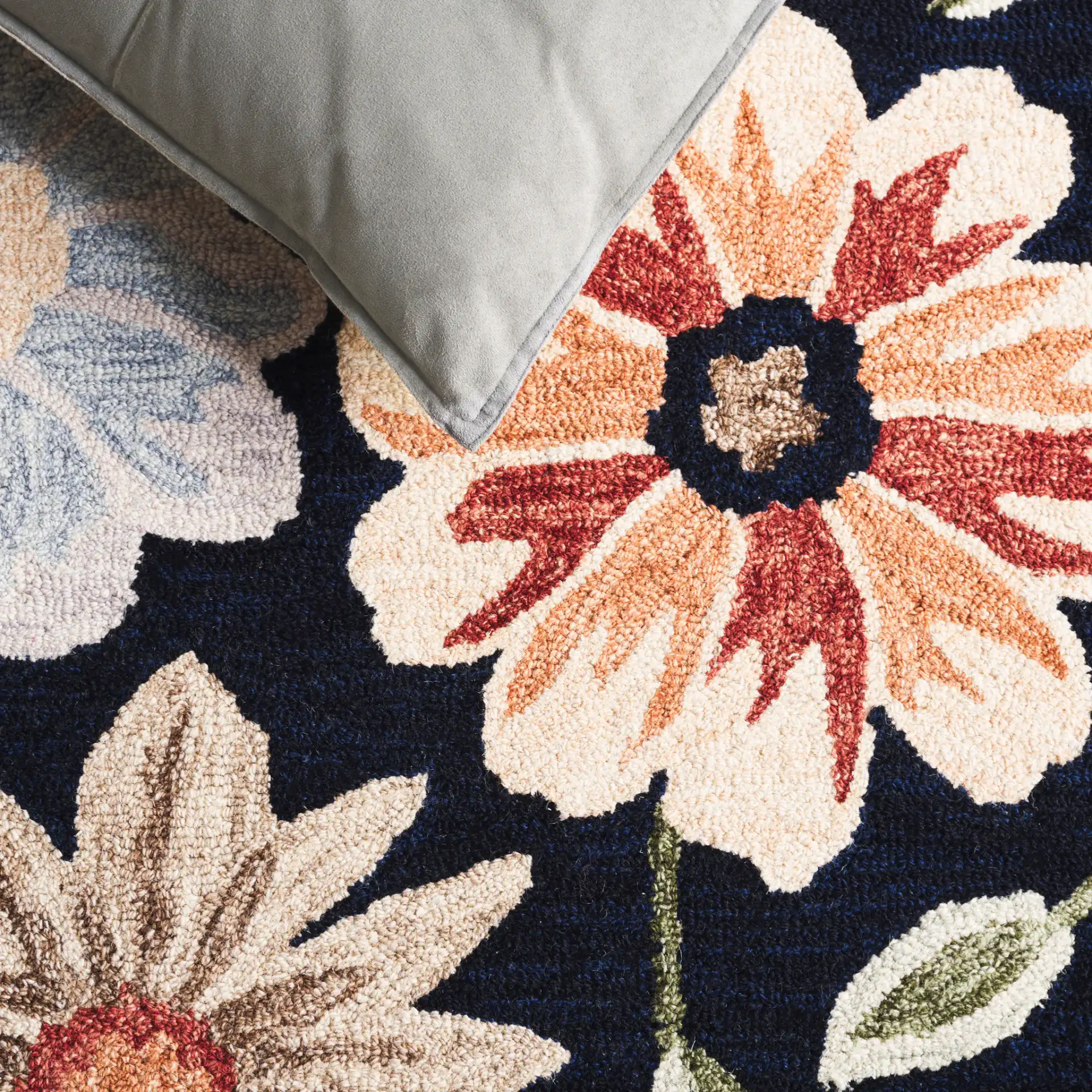 Jardin Daisy Field Hand-Tufted Wool Rug in Black / Green in a styled room