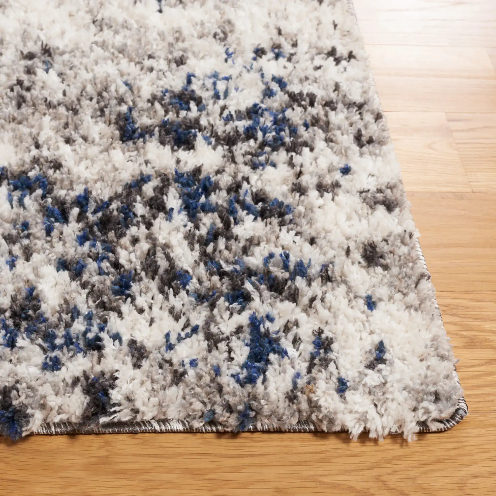 Jericho Abstract Shag Rug in Ivory / Navy in a styled room