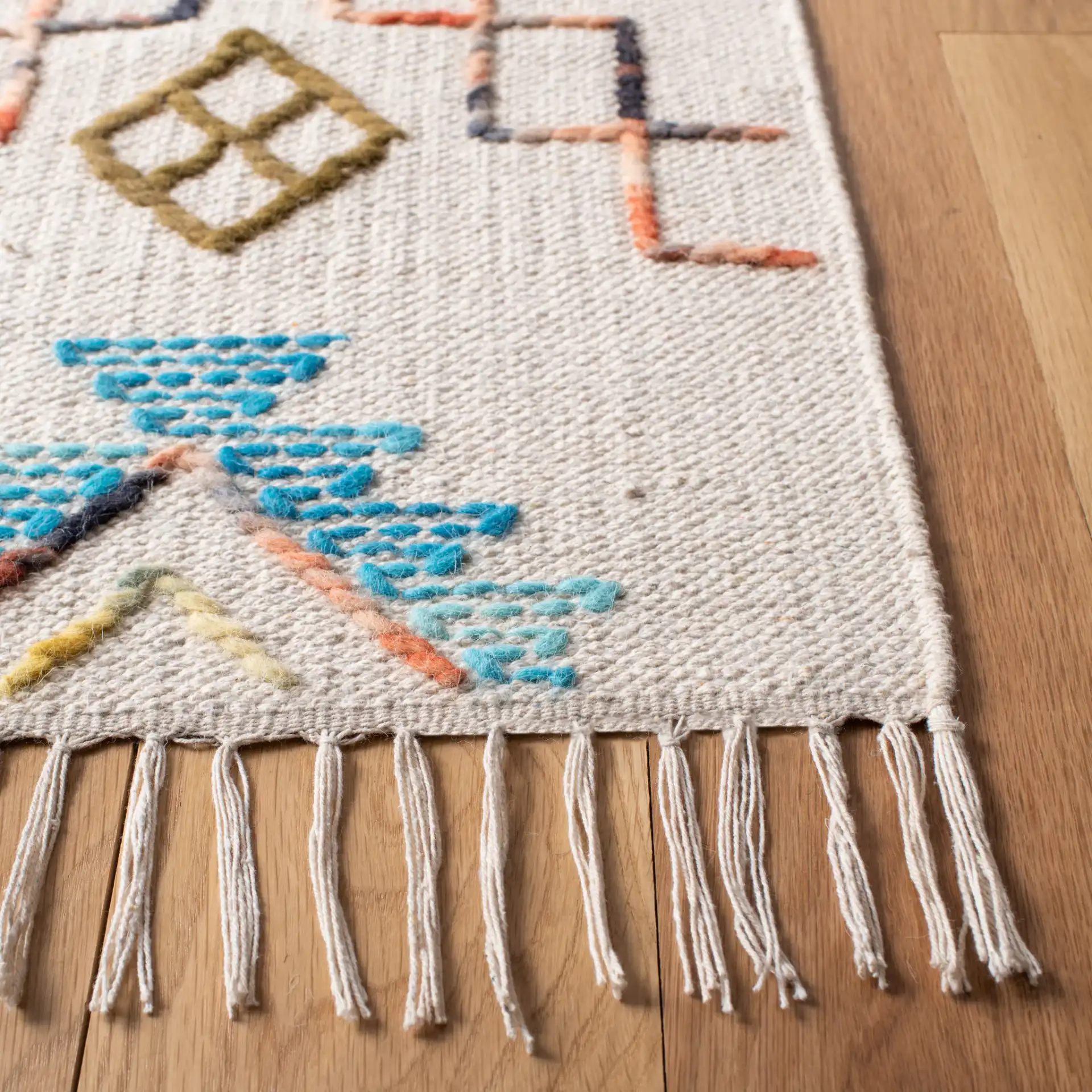 Kilim Boho Diamond Flatweave Wool Rug in Ivory / Pink in a styled room