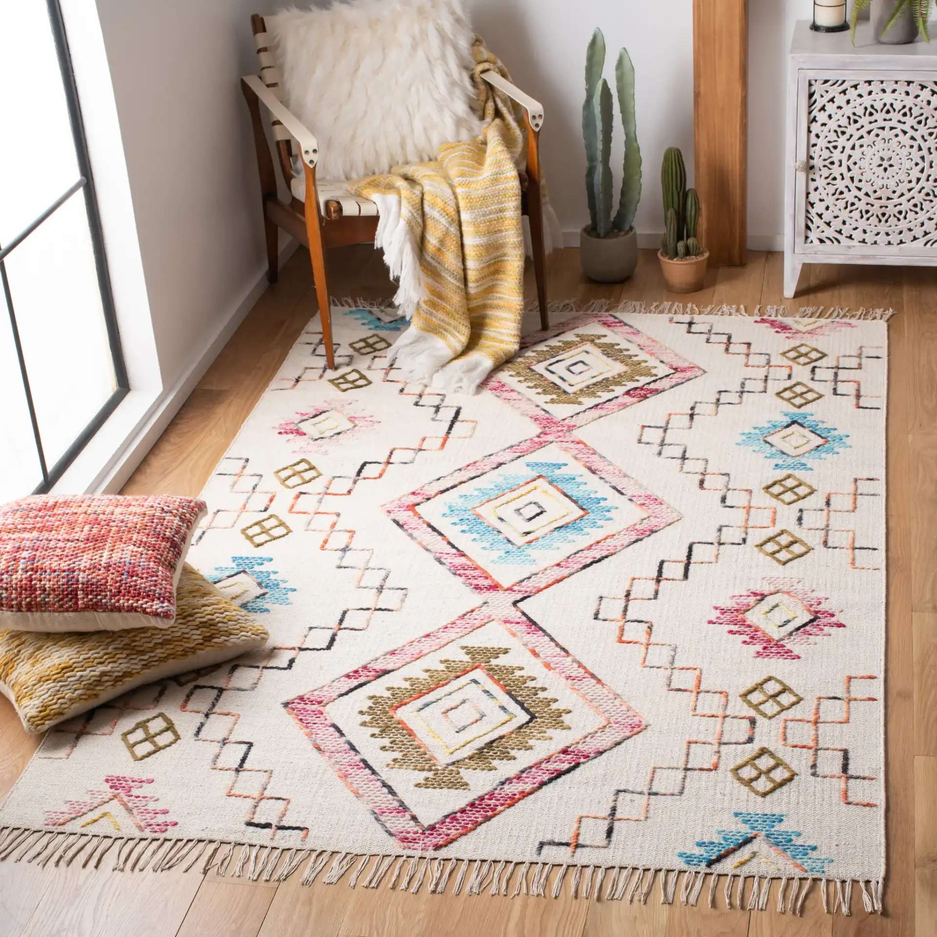 Kilim Boho Diamond Flatweave Wool Rug in Ivory / Pink in a styled room