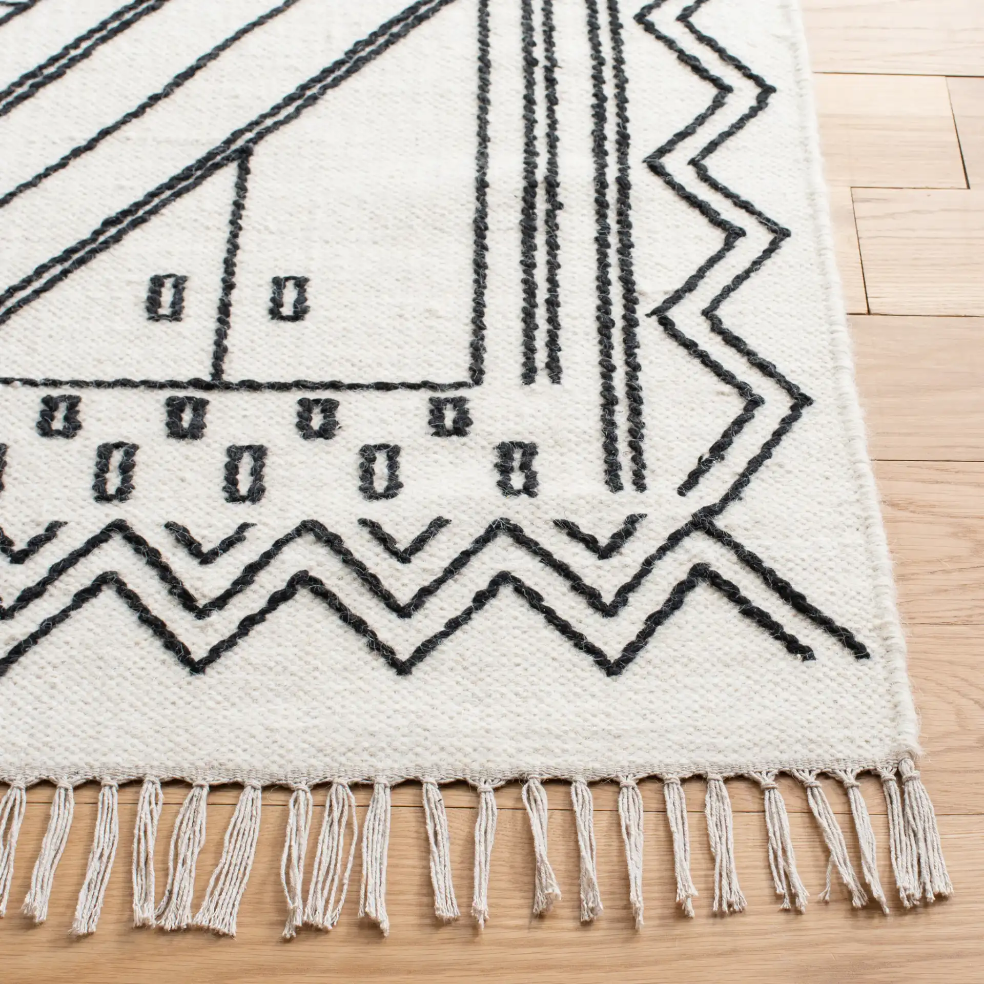 Kilim Diamond Zigzag Hand-Loomed Wool Rug in Ivory / Black in a styled room