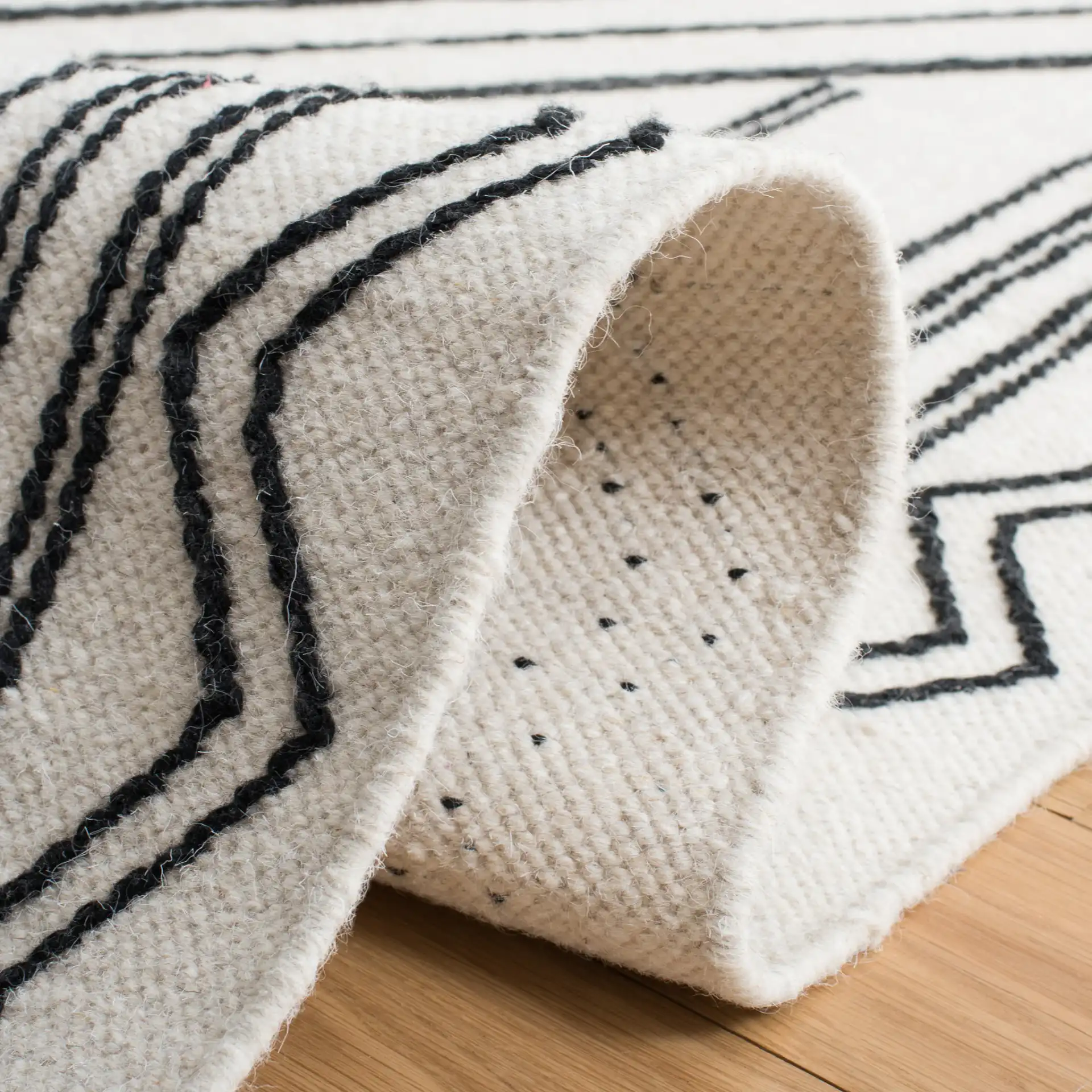 Kilim Diamond Zigzag Hand-Loomed Wool Rug in Ivory / Black in a styled room