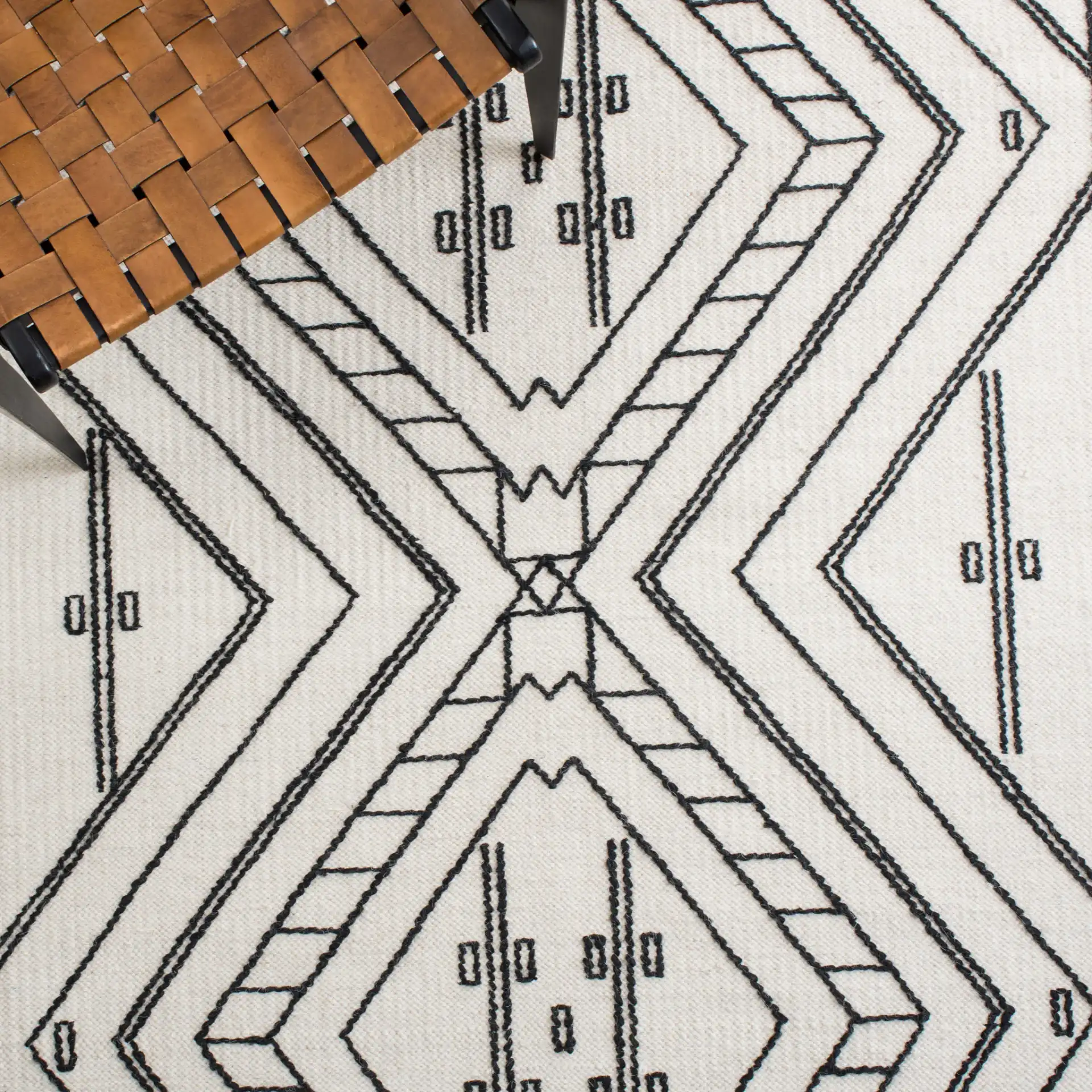 Kilim Diamond Zigzag Hand-Loomed Wool Rug in Ivory / Black in a styled room