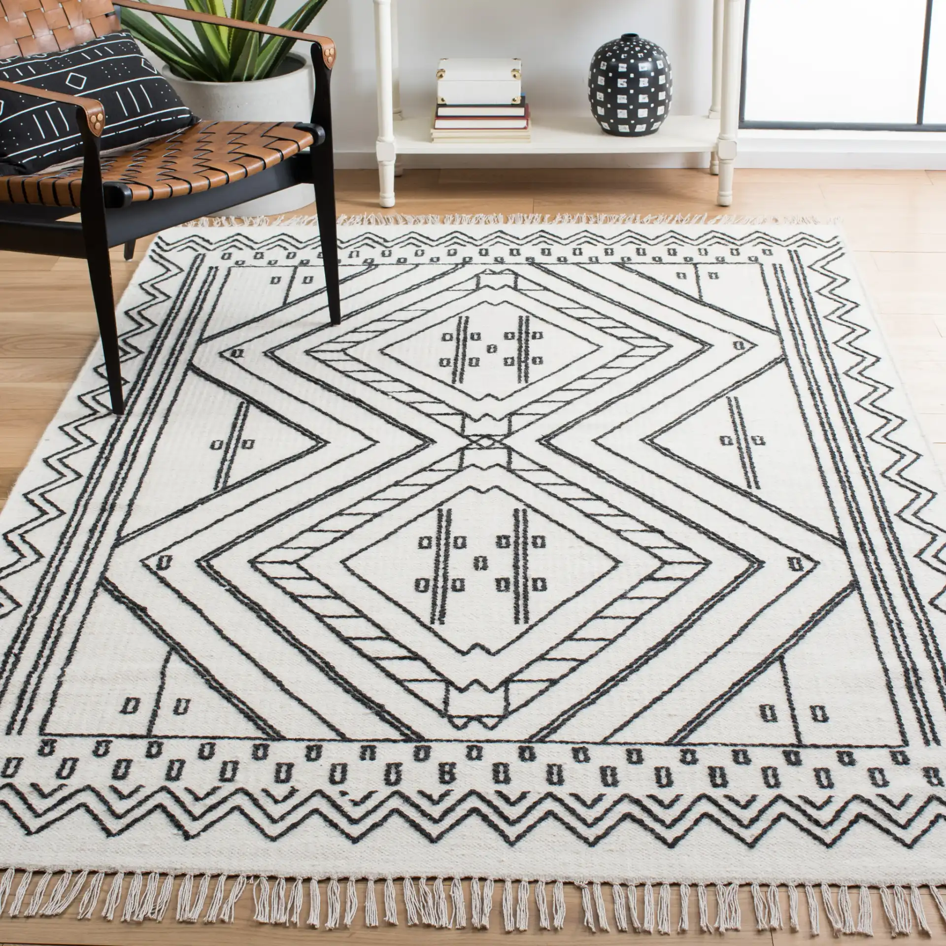 Kilim Diamond Zigzag Hand-Loomed Wool Rug in Ivory / Black in a styled room