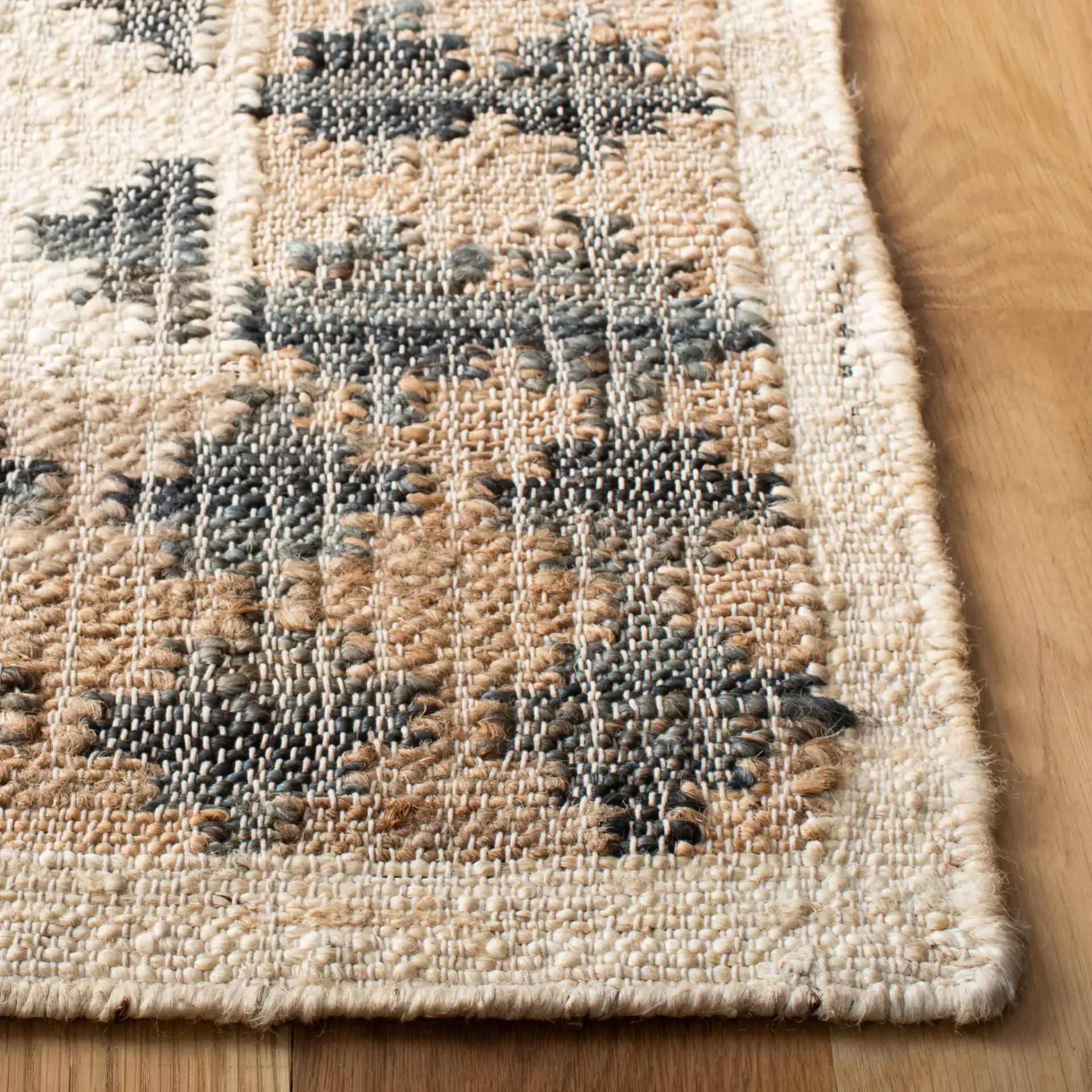 Kilim Bordered Diamond Flatweave Jute Rug in Ivory / Gray in a styled room