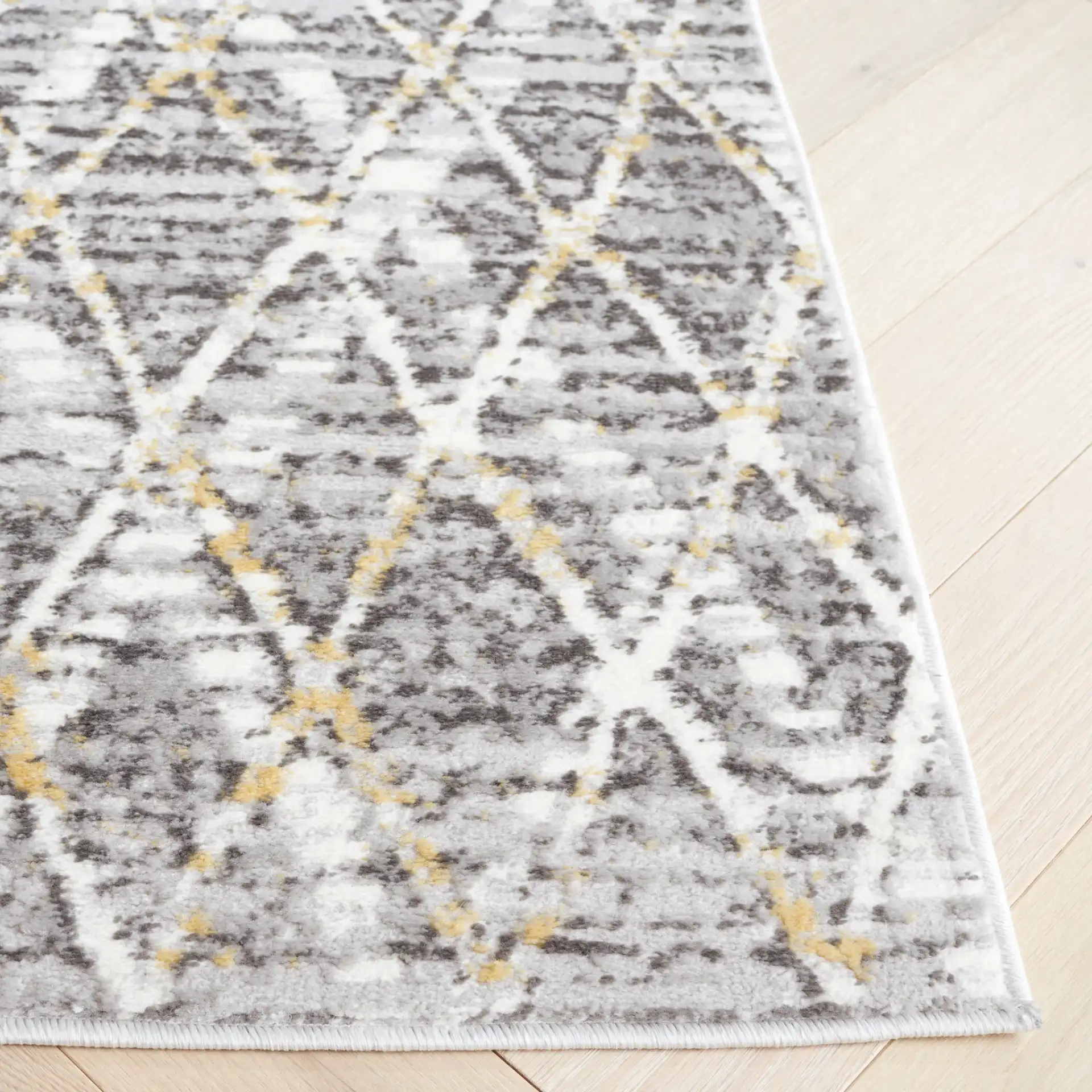 Lagoon Diamond Lattice Rug in Gray / Gold in a styled room