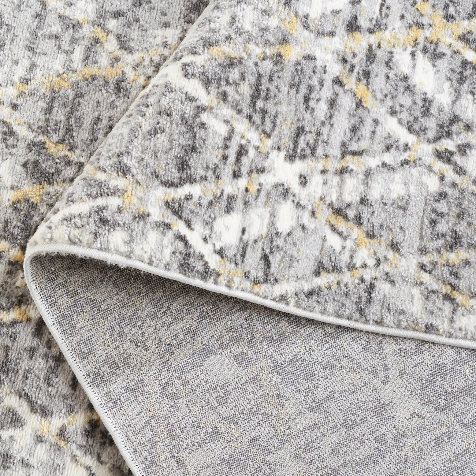 Lagoon Diamond Lattice Rug in Gray / Gold in a styled room