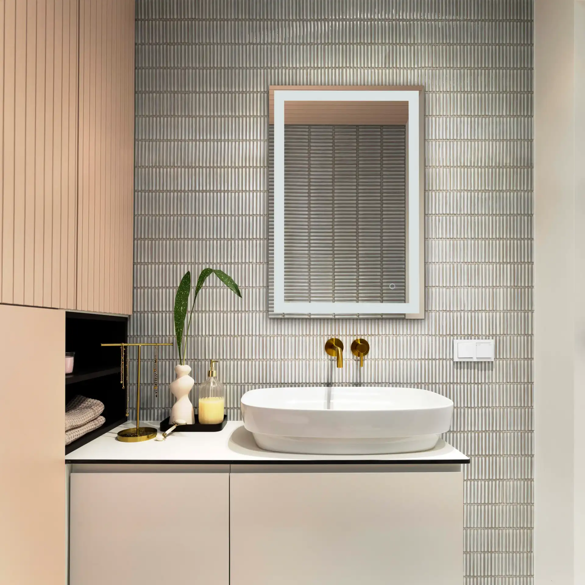 Hyatt 24" Led Mirror in Silver / White, detail view