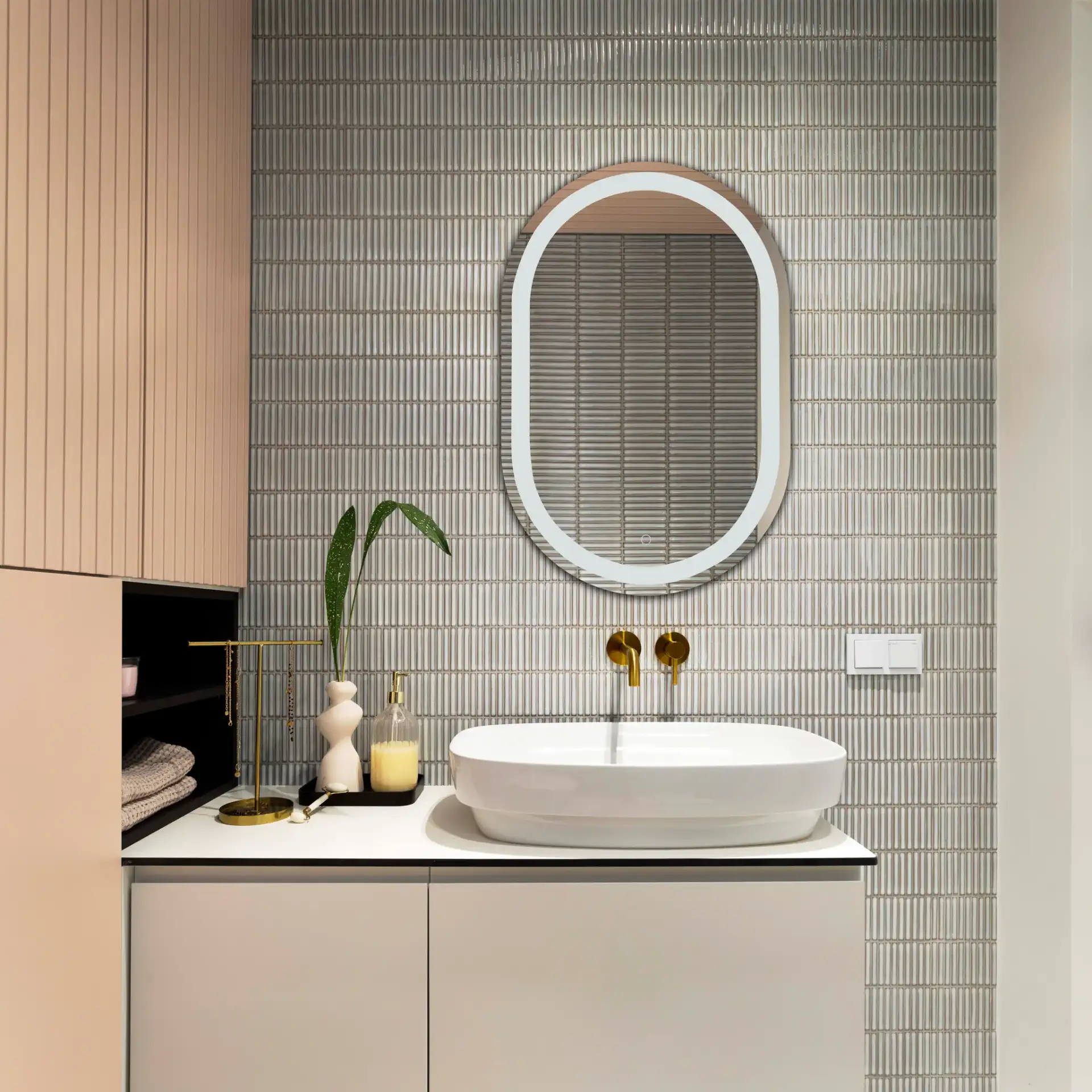 Crosby 24" Led Mirror in Silver / White, detail view